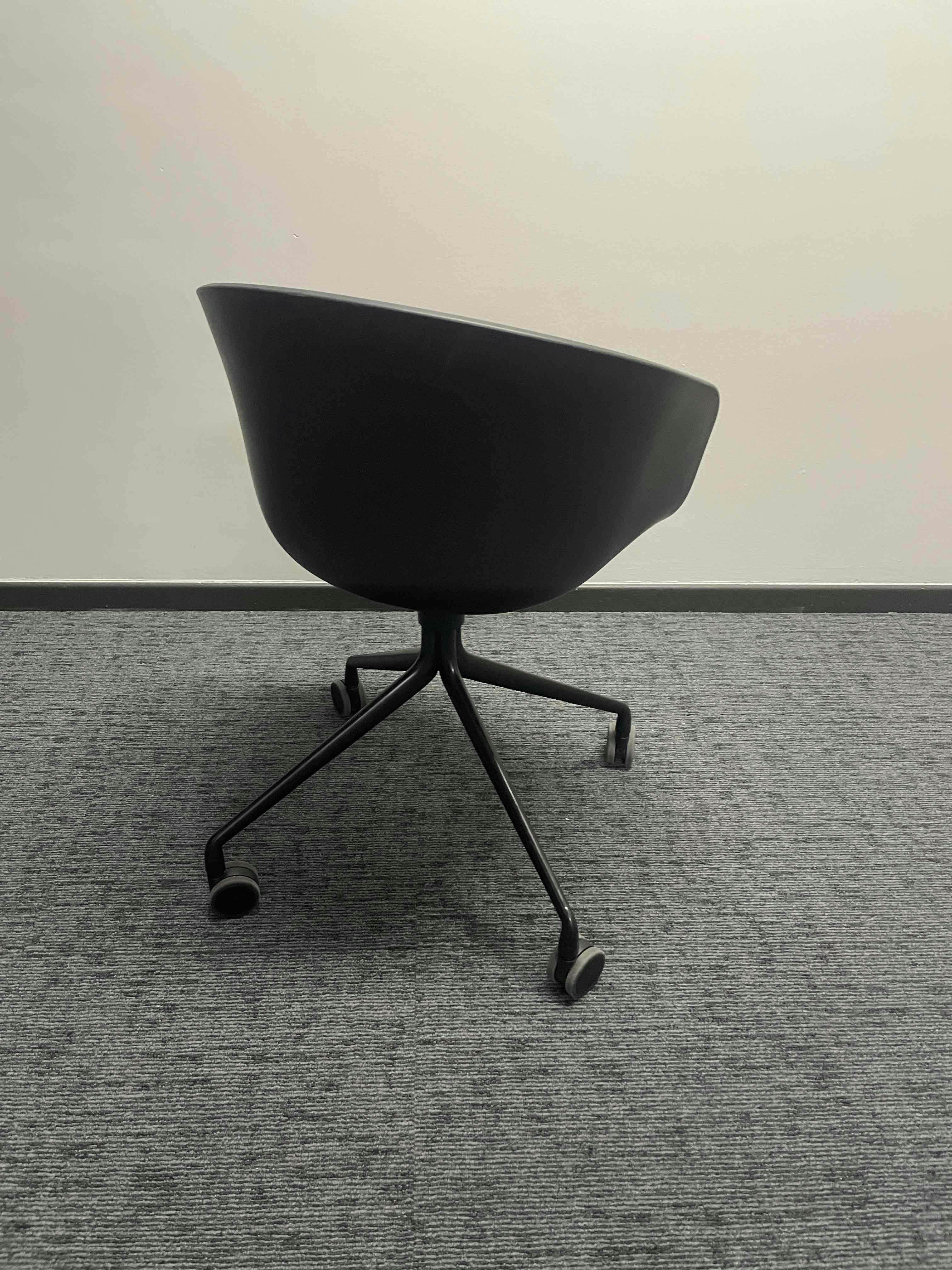 Chaise orange et noire Hay - Qualité de seconde main "Chaises" - Relieve Furniture - 2
