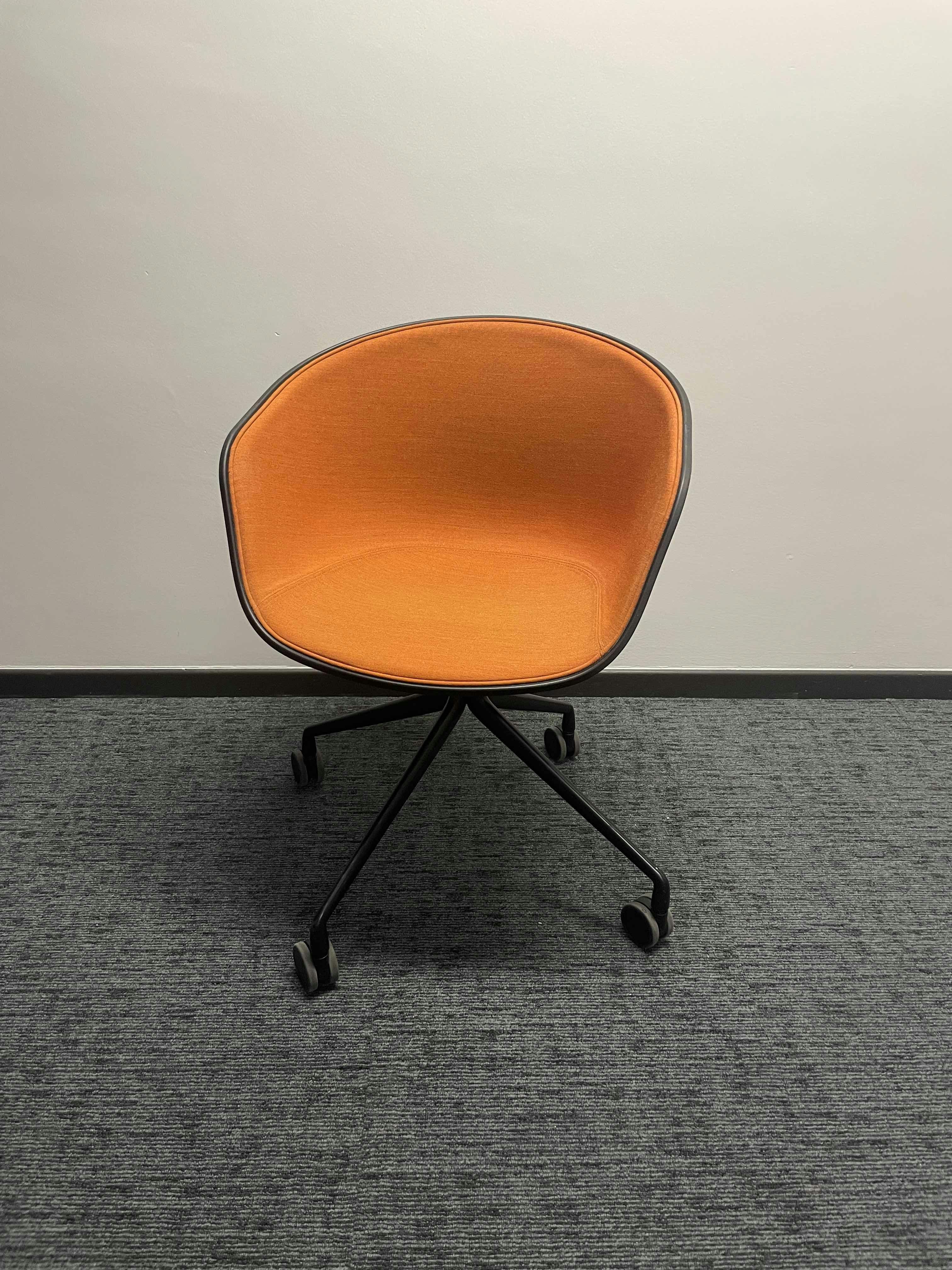 Oranje en zwarte stoel Hay - Relieve Furniture