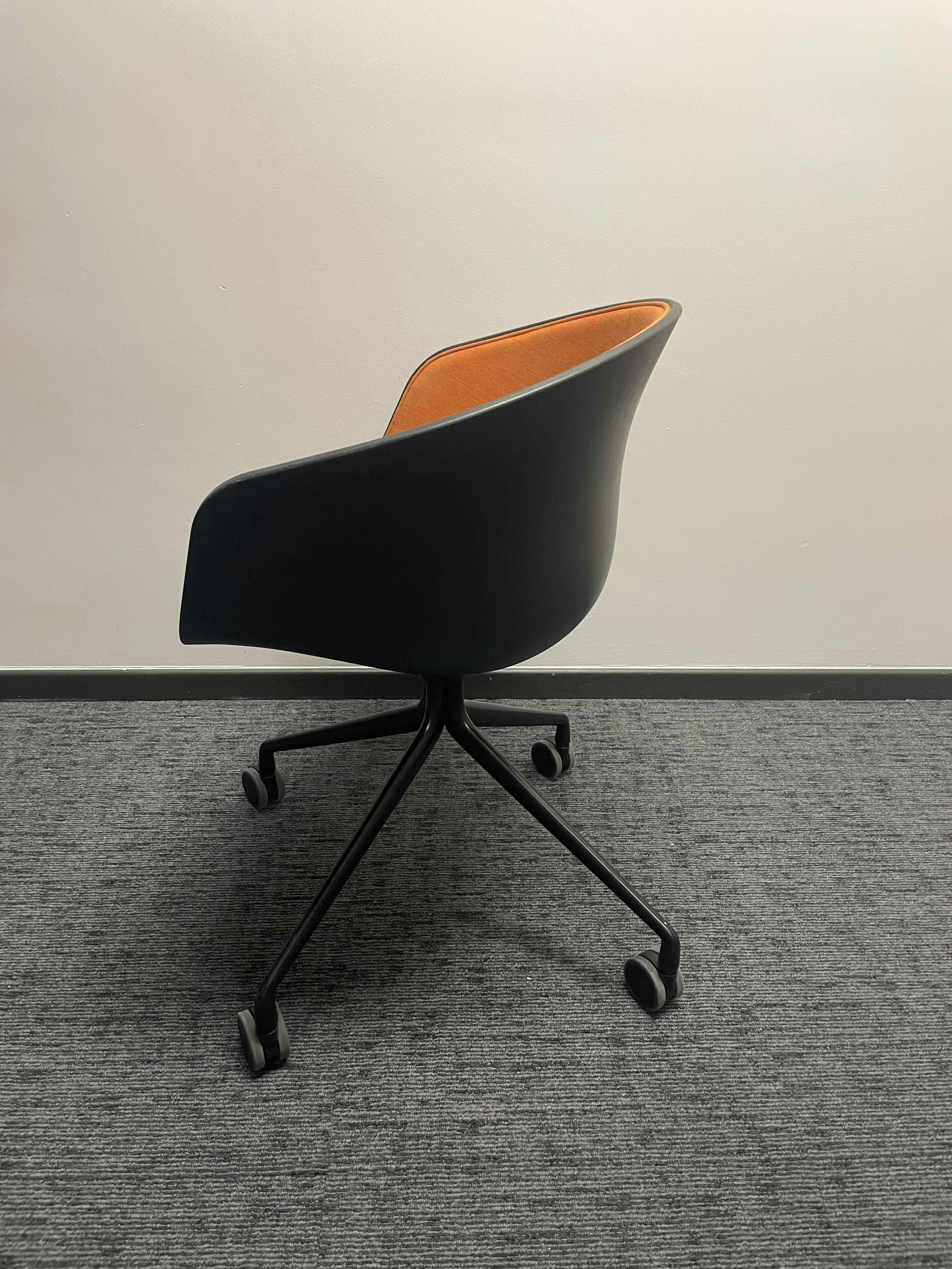 Chaise orange et noire Hay - Qualité de seconde main "Chaises" - Relieve Furniture - 3