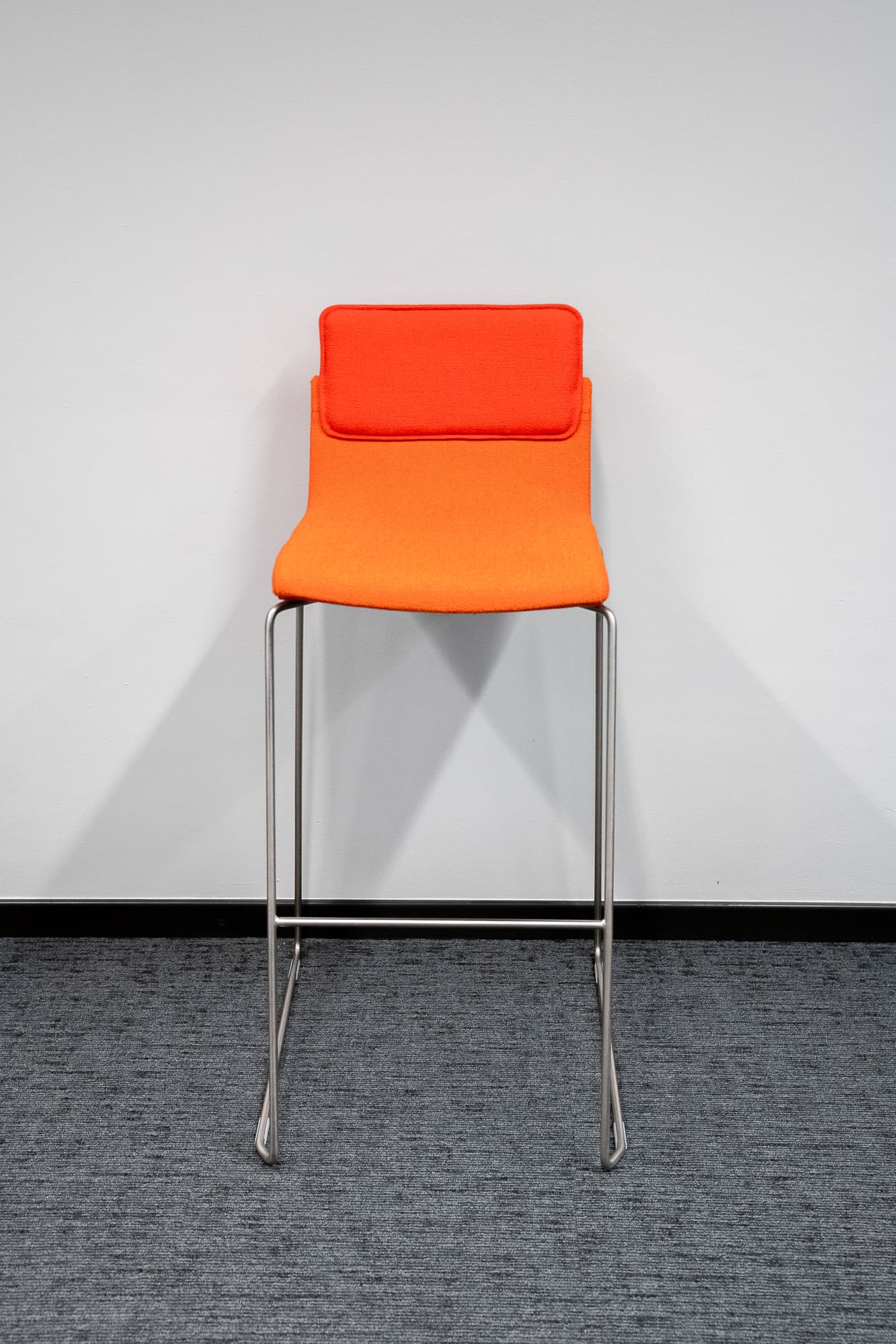 Tabouret haut en tissu orange Gispen-4