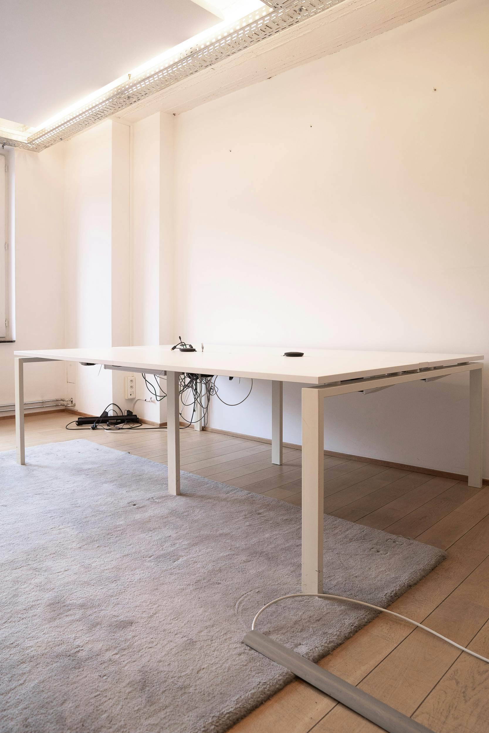 Witte rechthoekige vergadertafel met witte metalen poten, ingebouwde elektronica - Relieve Furniture