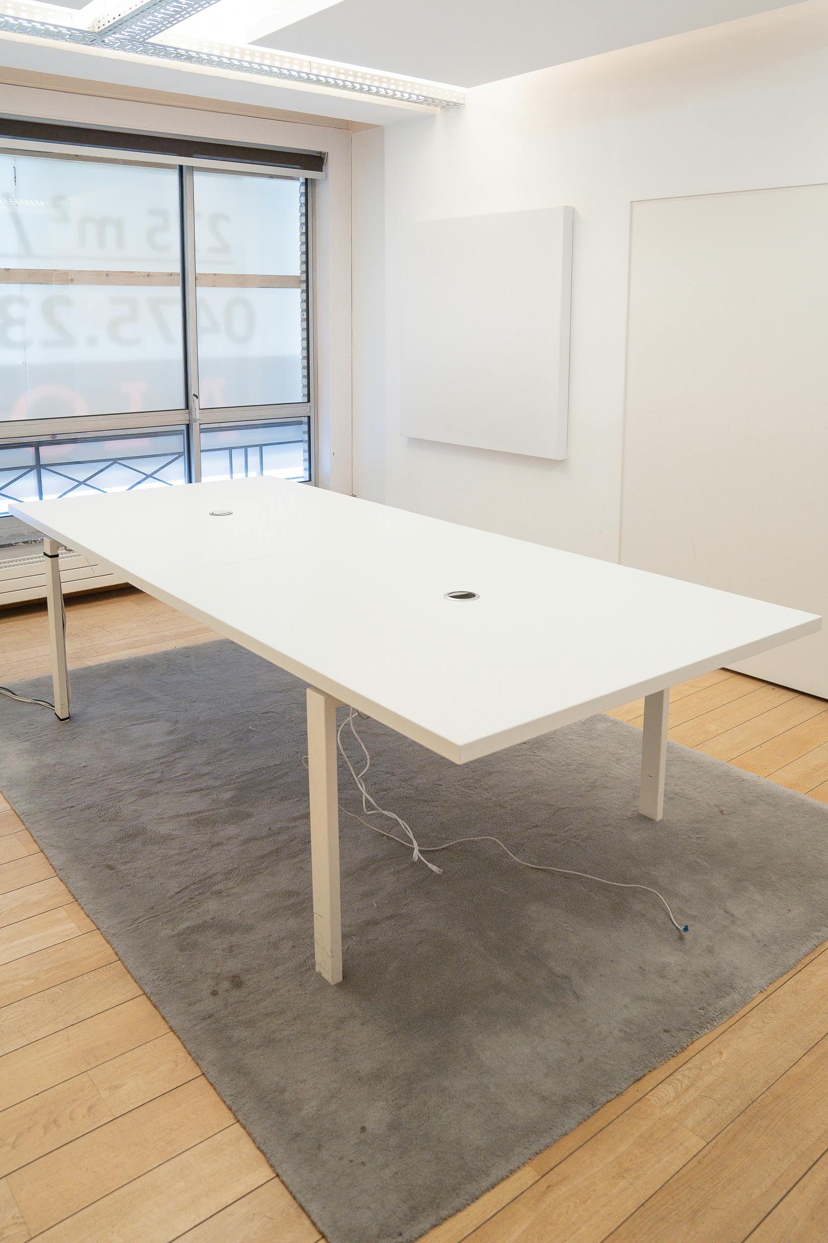 Witte rechthoekige vergadertafel met witte metalen poten en stroomvoorziening - Relieve Furniture