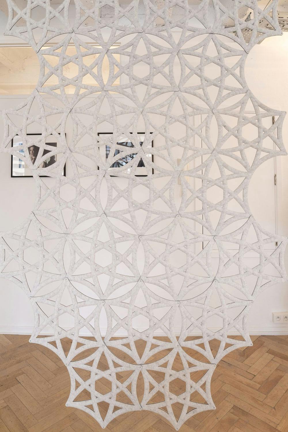 Grand panneau acoustique suspendu décoratif en tissu gris - Relieve Furniture