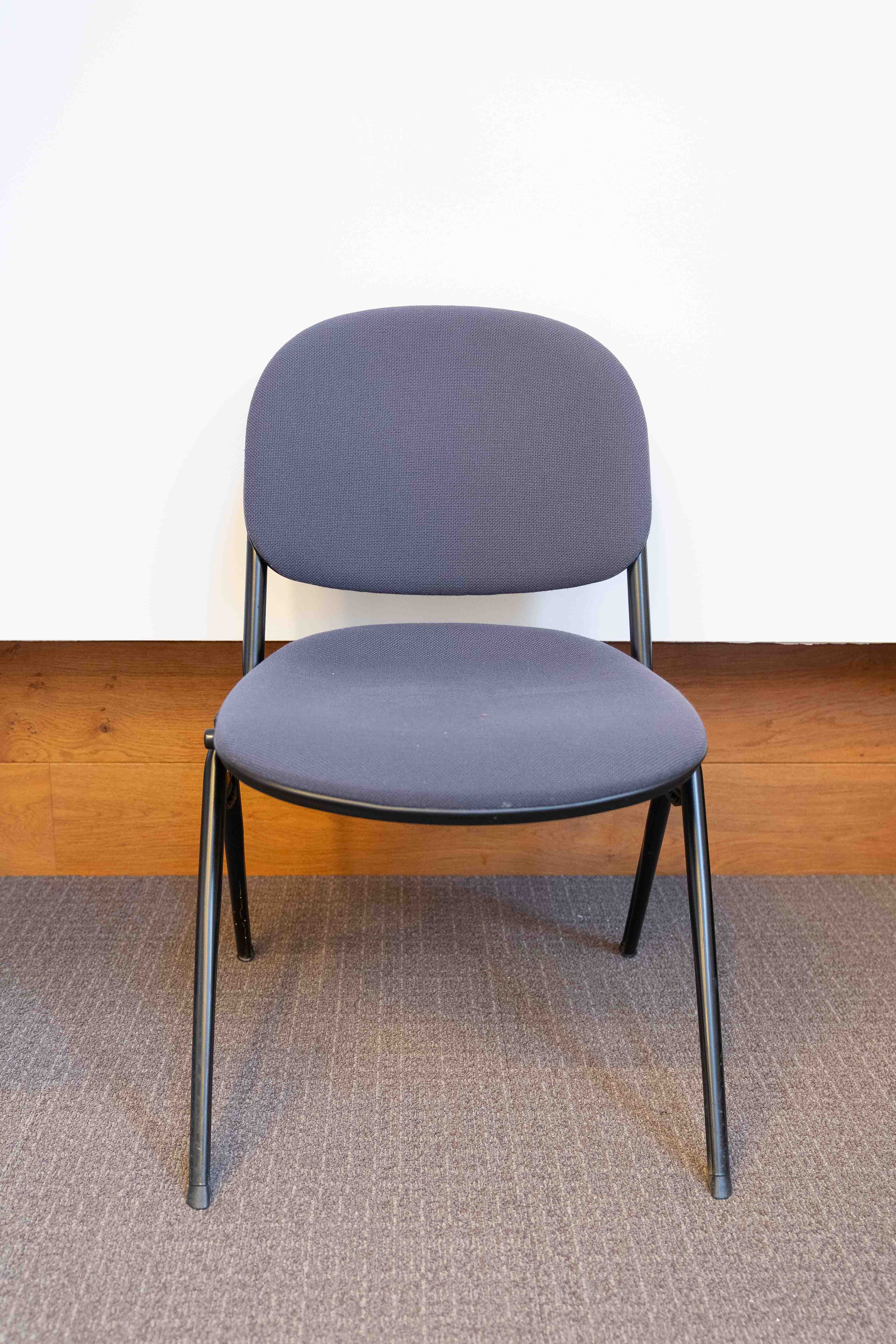 Giancarlo Piretti gris Chaise de réunion avec pieds noirs-1