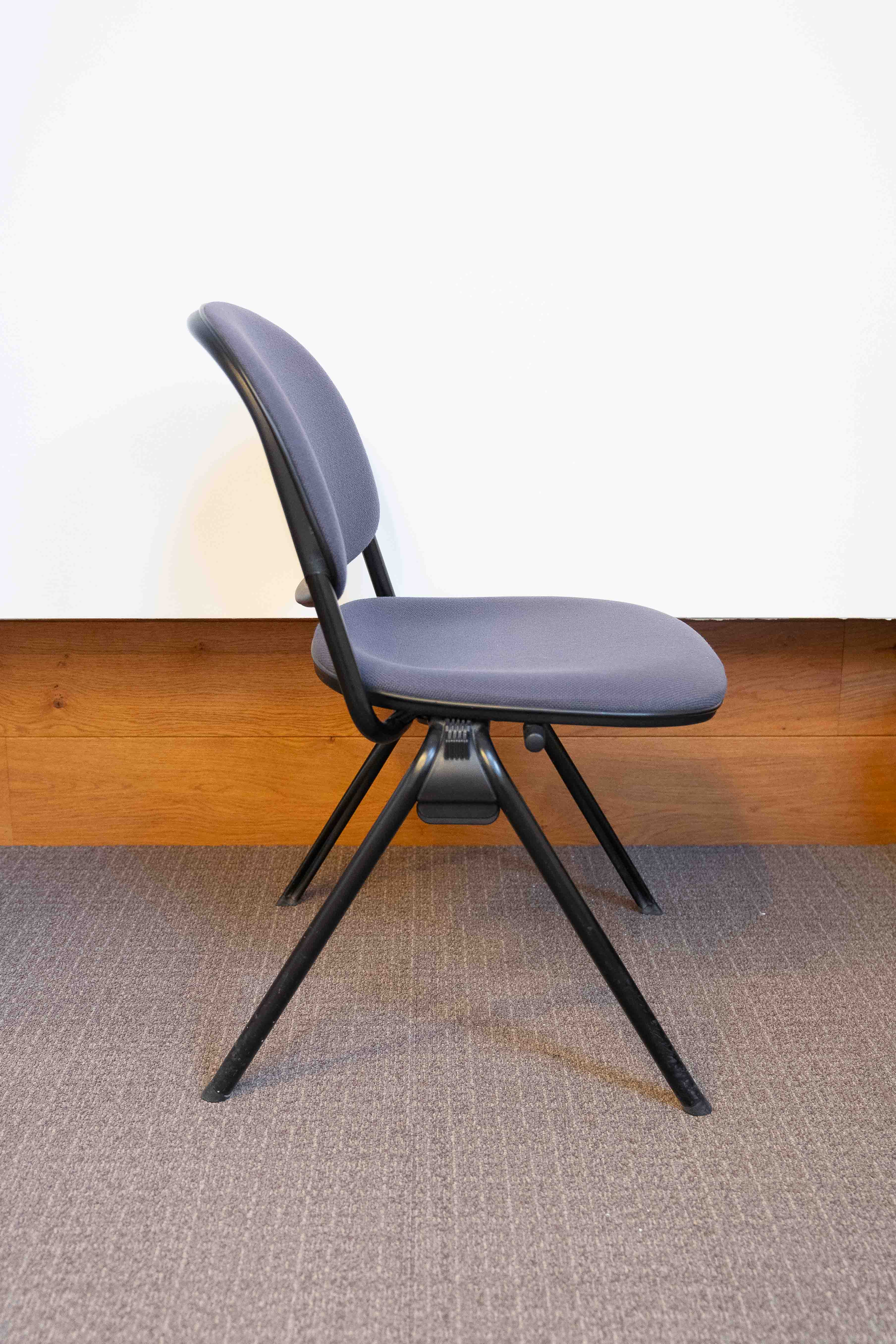 Giancarlo Piretti gris Chaise de réunion avec pieds noirs-2