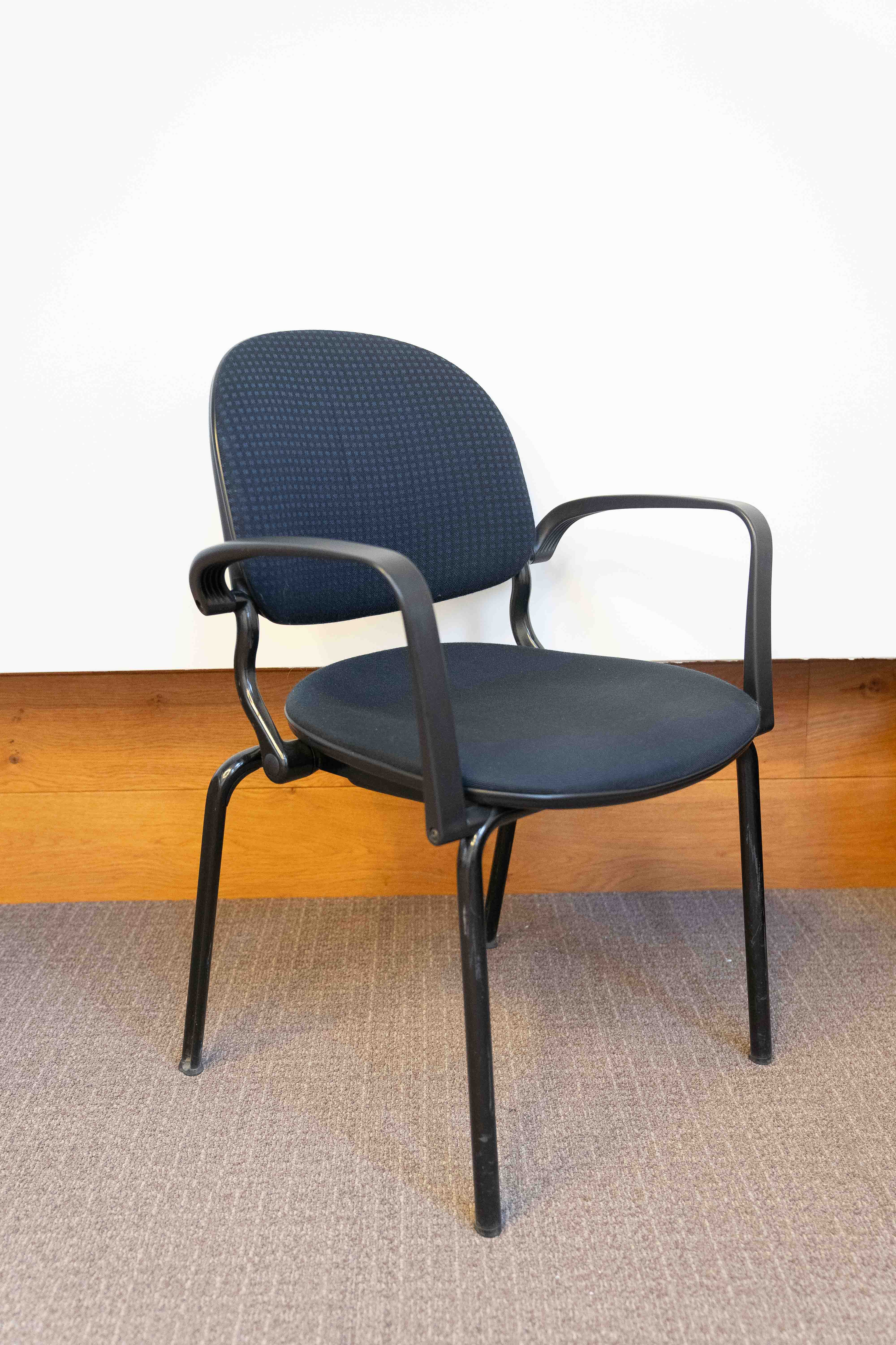 Comforto cushion black Meeting chair-1