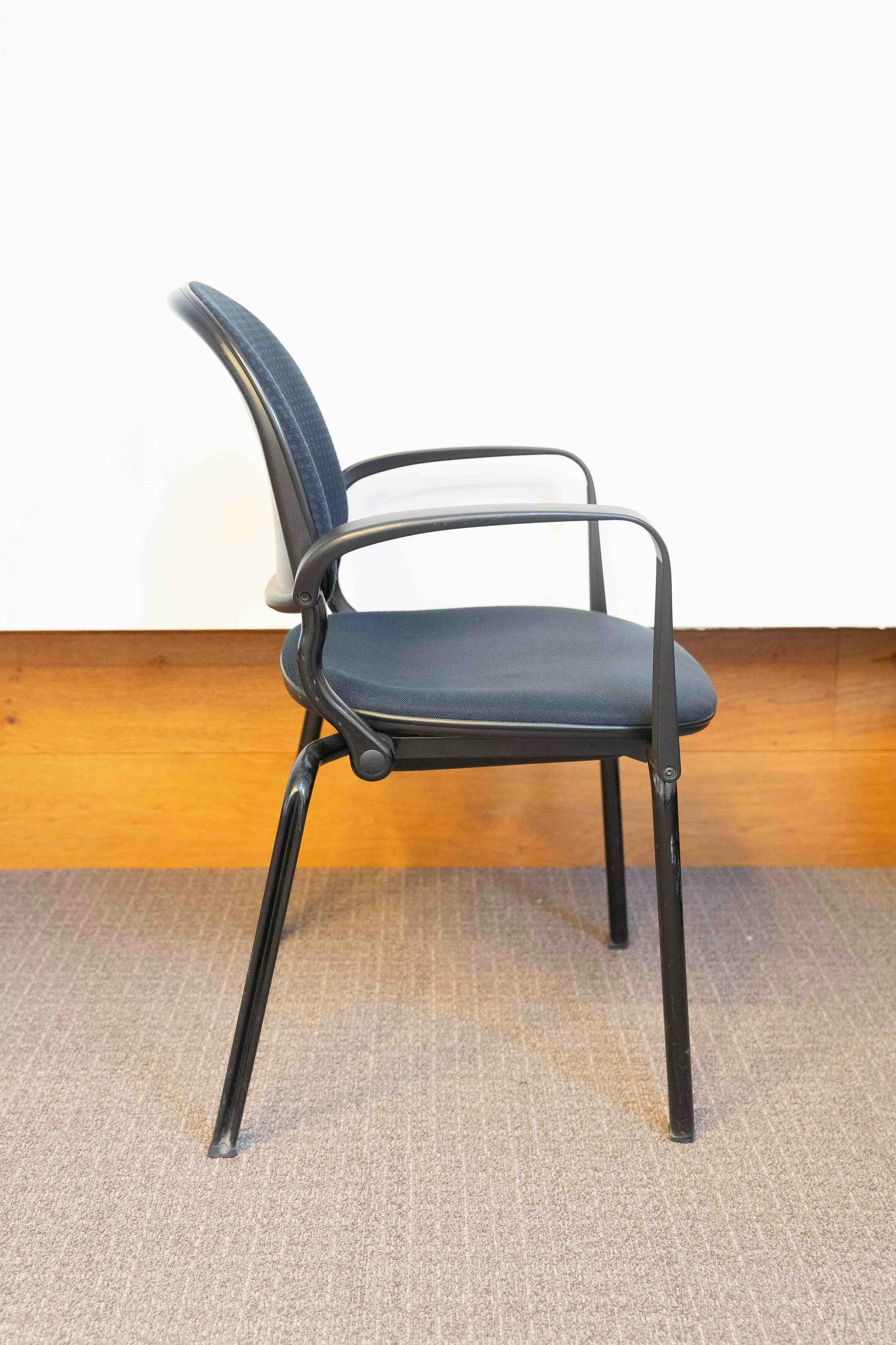 Comforto black cushion Meeting chair - Second hand quality "Chairs" - Relieve Furniture