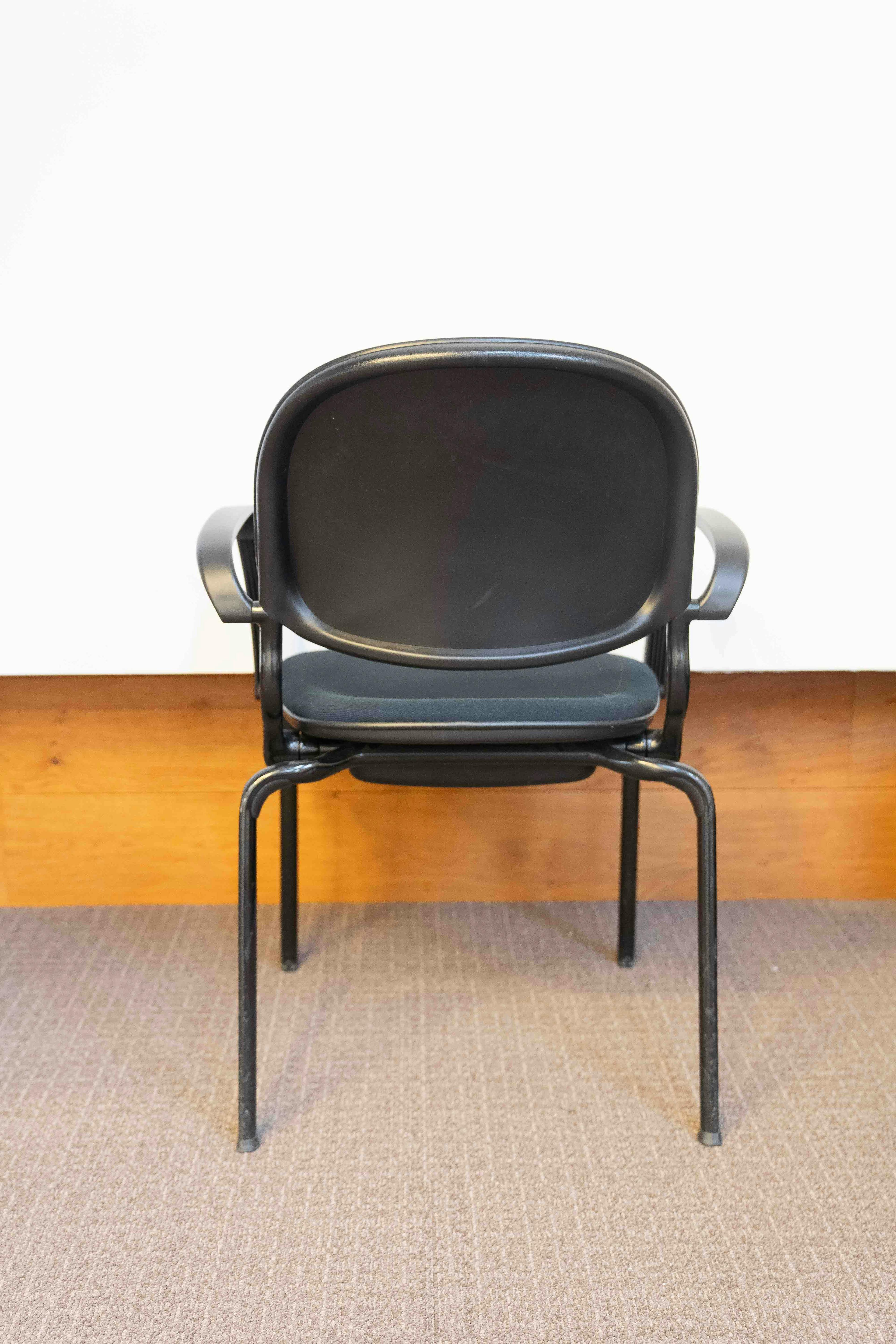 Comforto black cushion Meeting chair - Second hand quality "Chairs" - Relieve Furniture