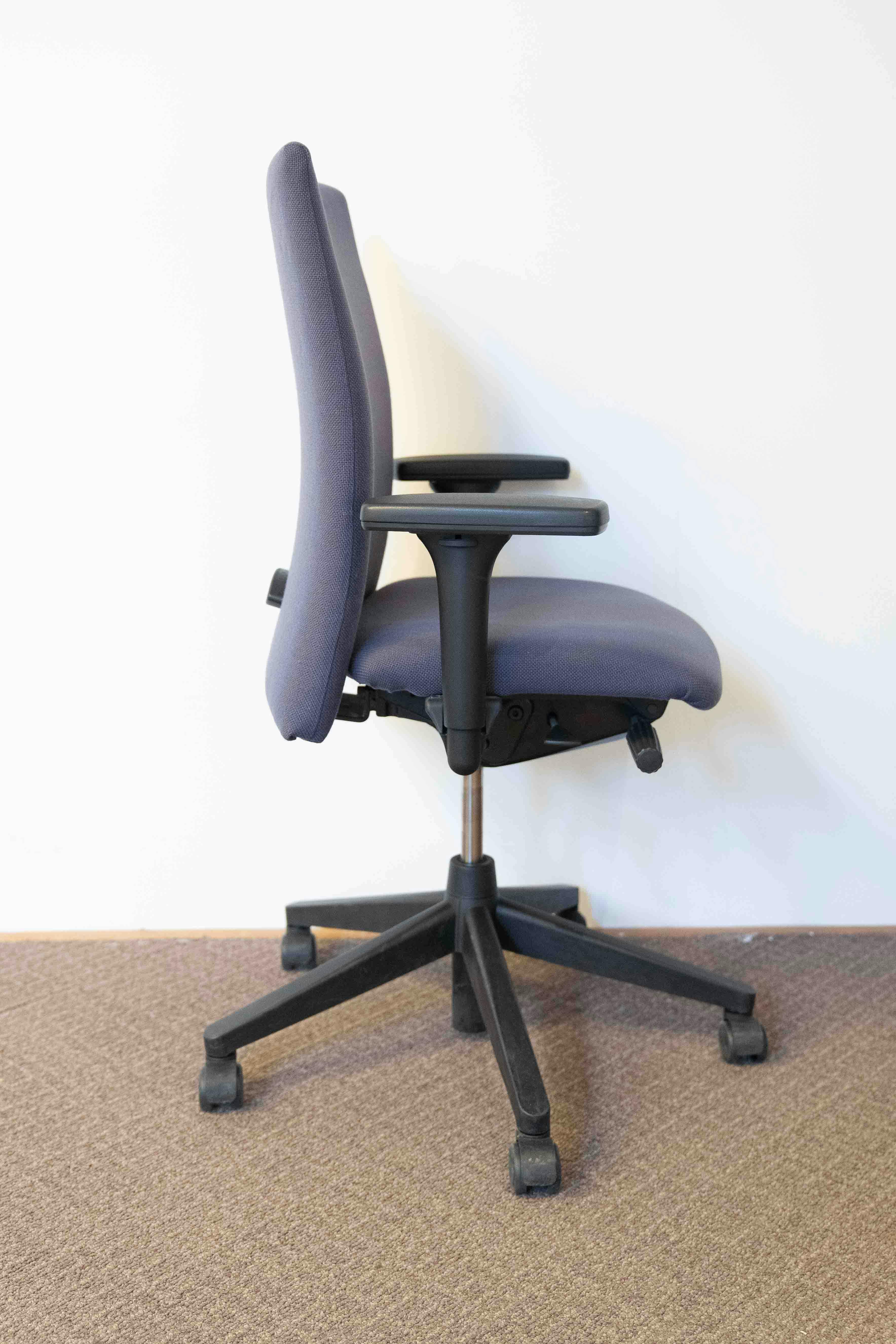 Comforto dark Grey office chair on wheels - Second hand quality "Office chairs" - Relieve Furniture