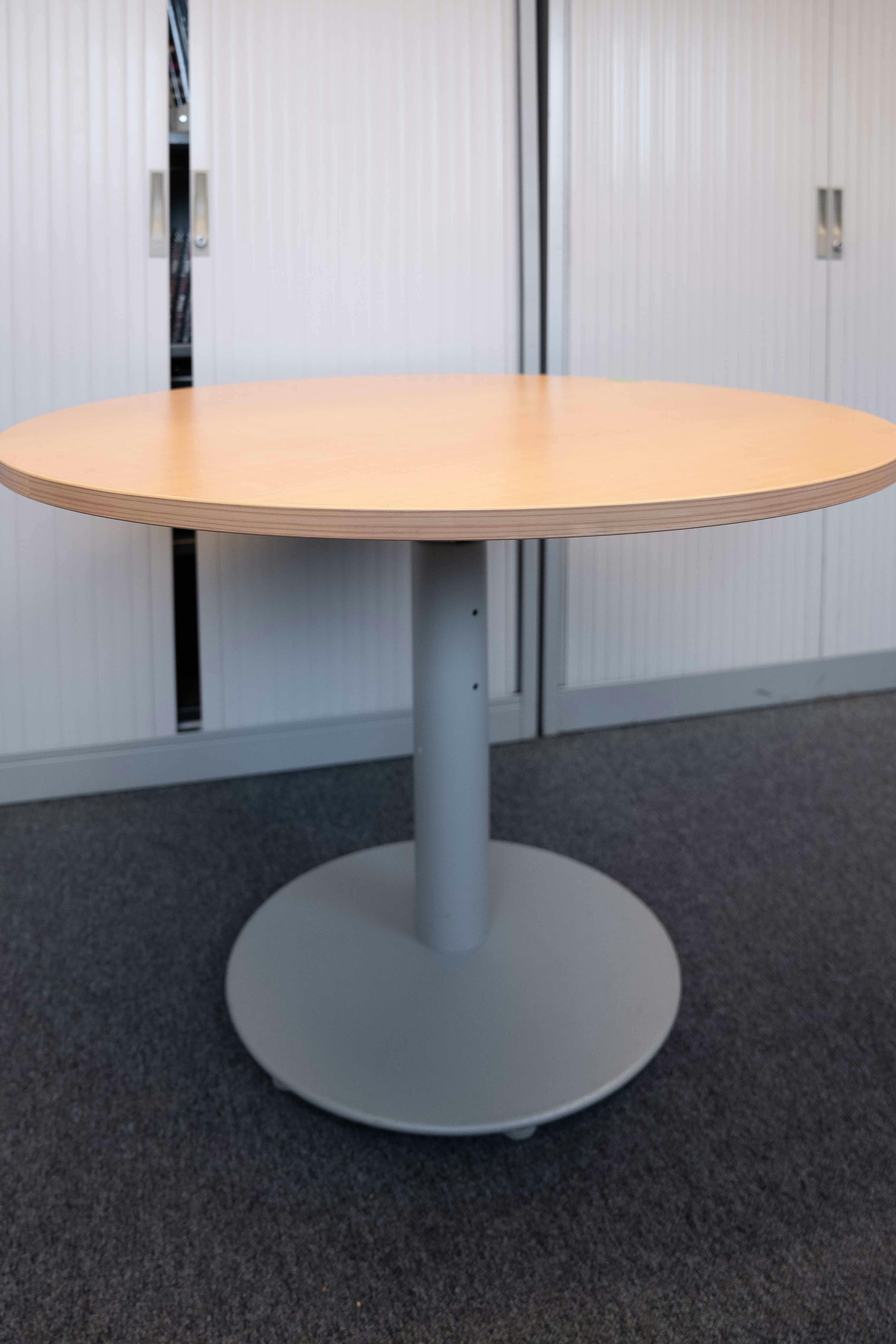 Round wood table with Grey leg - Second hand quality "Tables" - Relieve Furniture