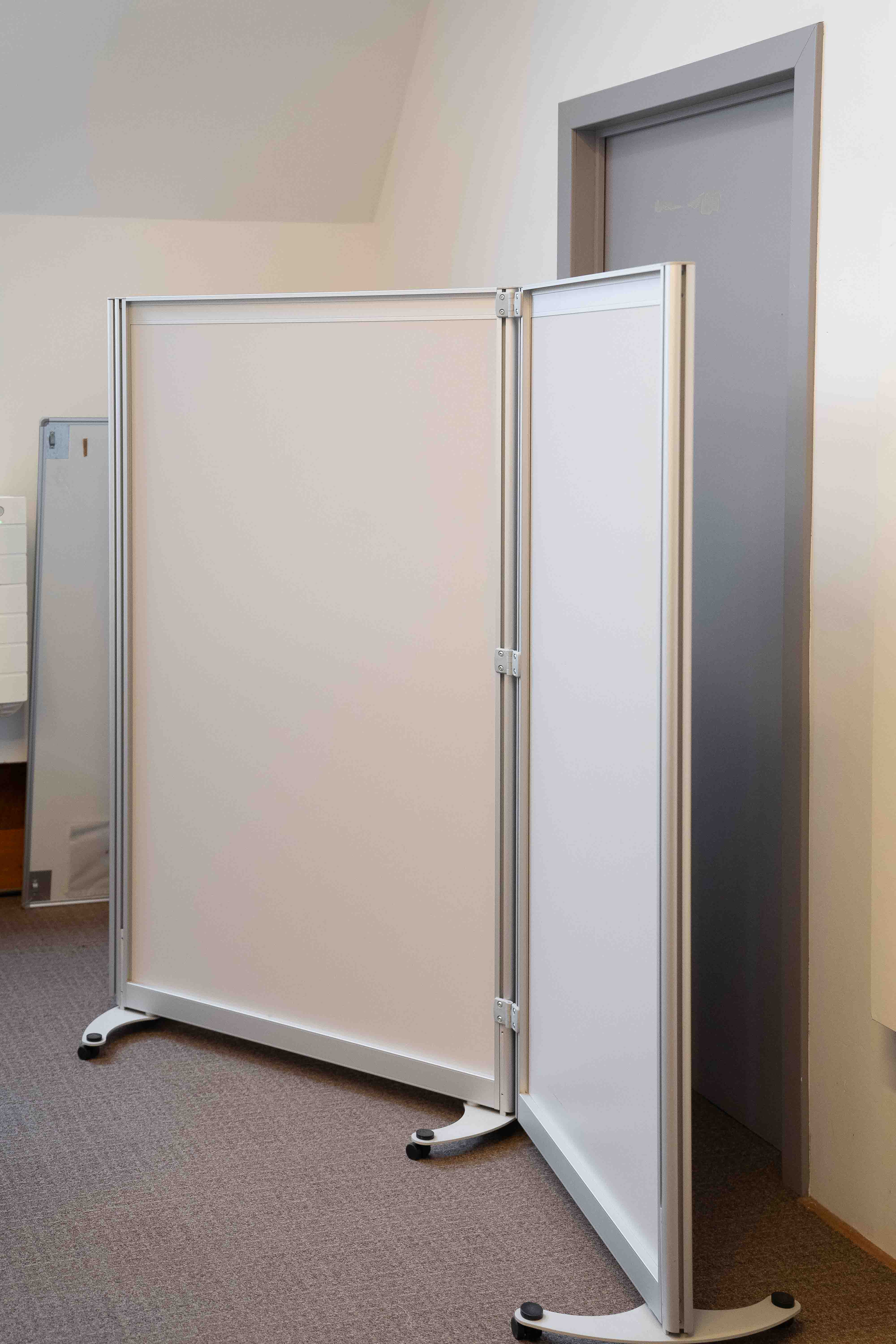 Séparateur de pièces gris de 240 cm sur roulettes-0