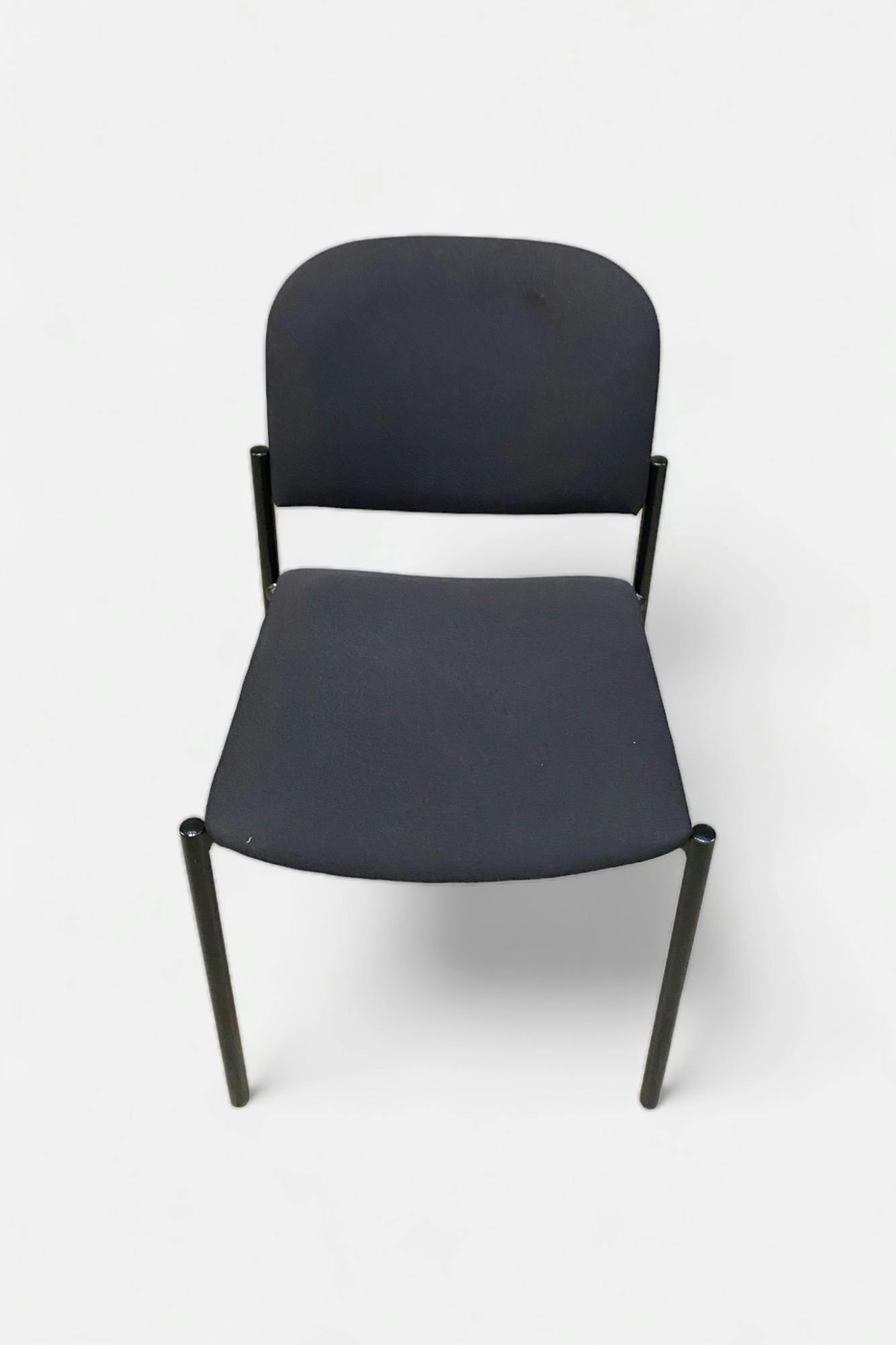 Chaise de réunion noire avec pieds noirs - Relieve Furniture