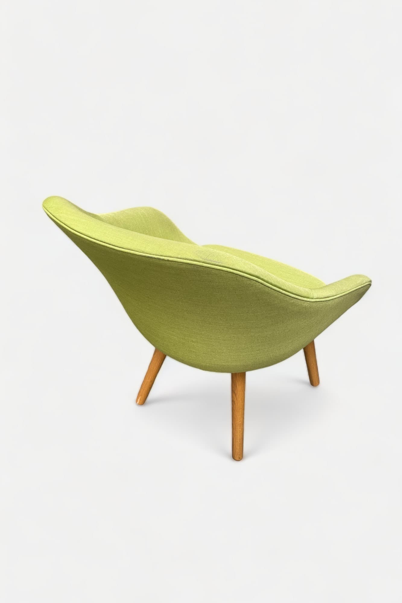 Fauteuil vert clair sur pieds en bois-1