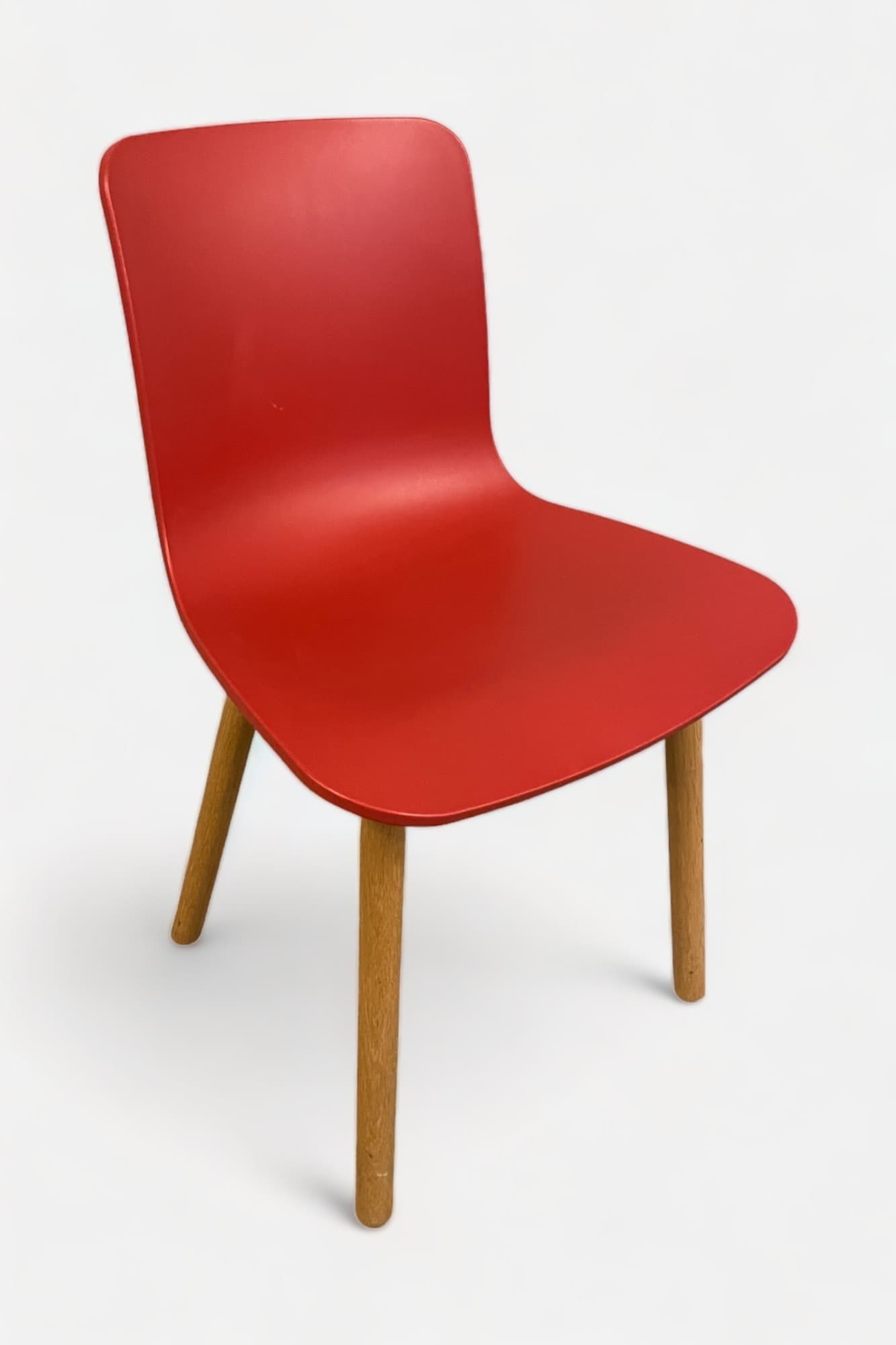 Chaise nordique Vitra rouge / pêche foncée sur pieds en bois - Relieve Furniture