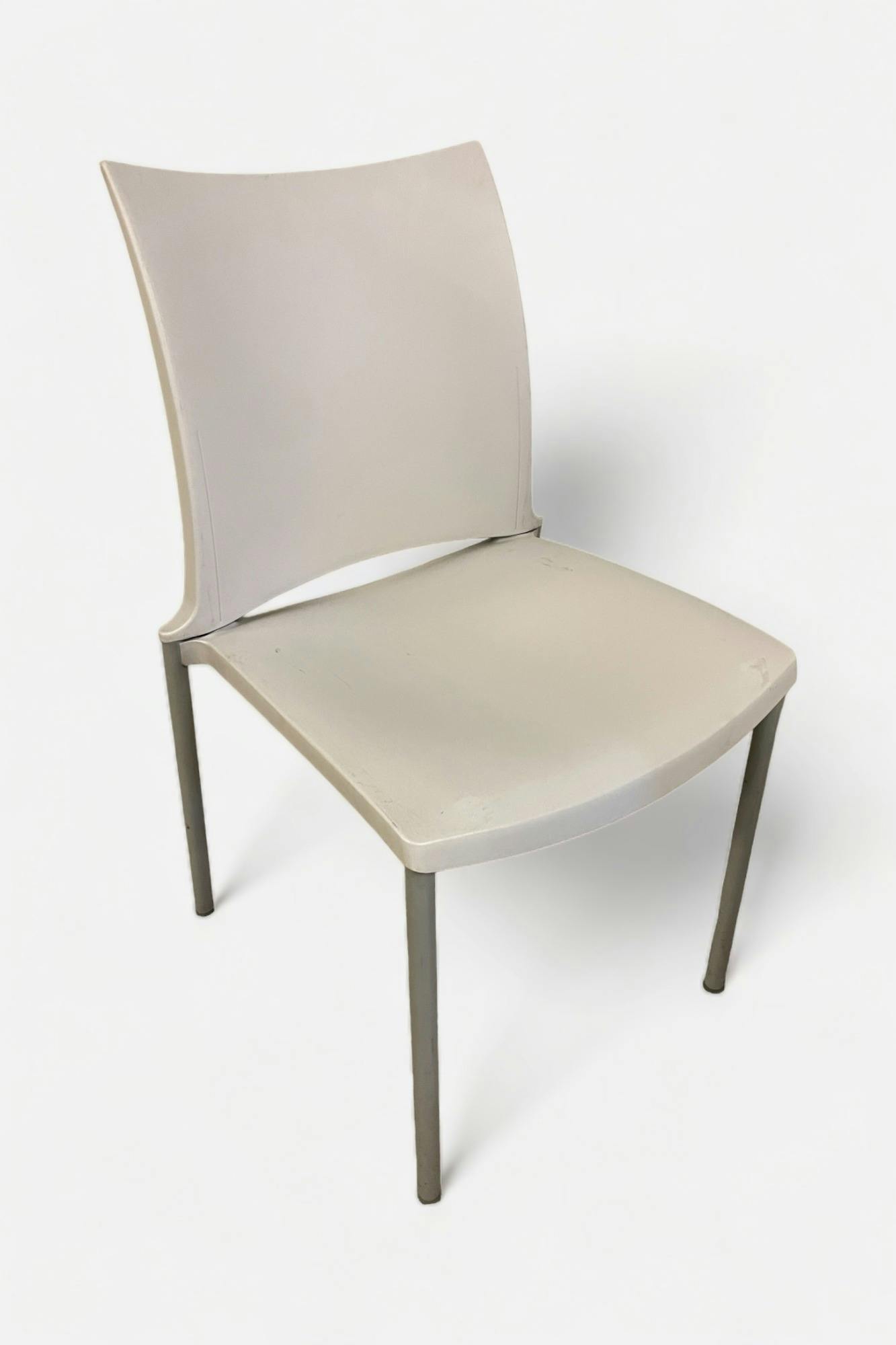 Kusch Co Chaises empilables en plastique gris - Qualité de seconde main "Chaises" - Relieve Furniture