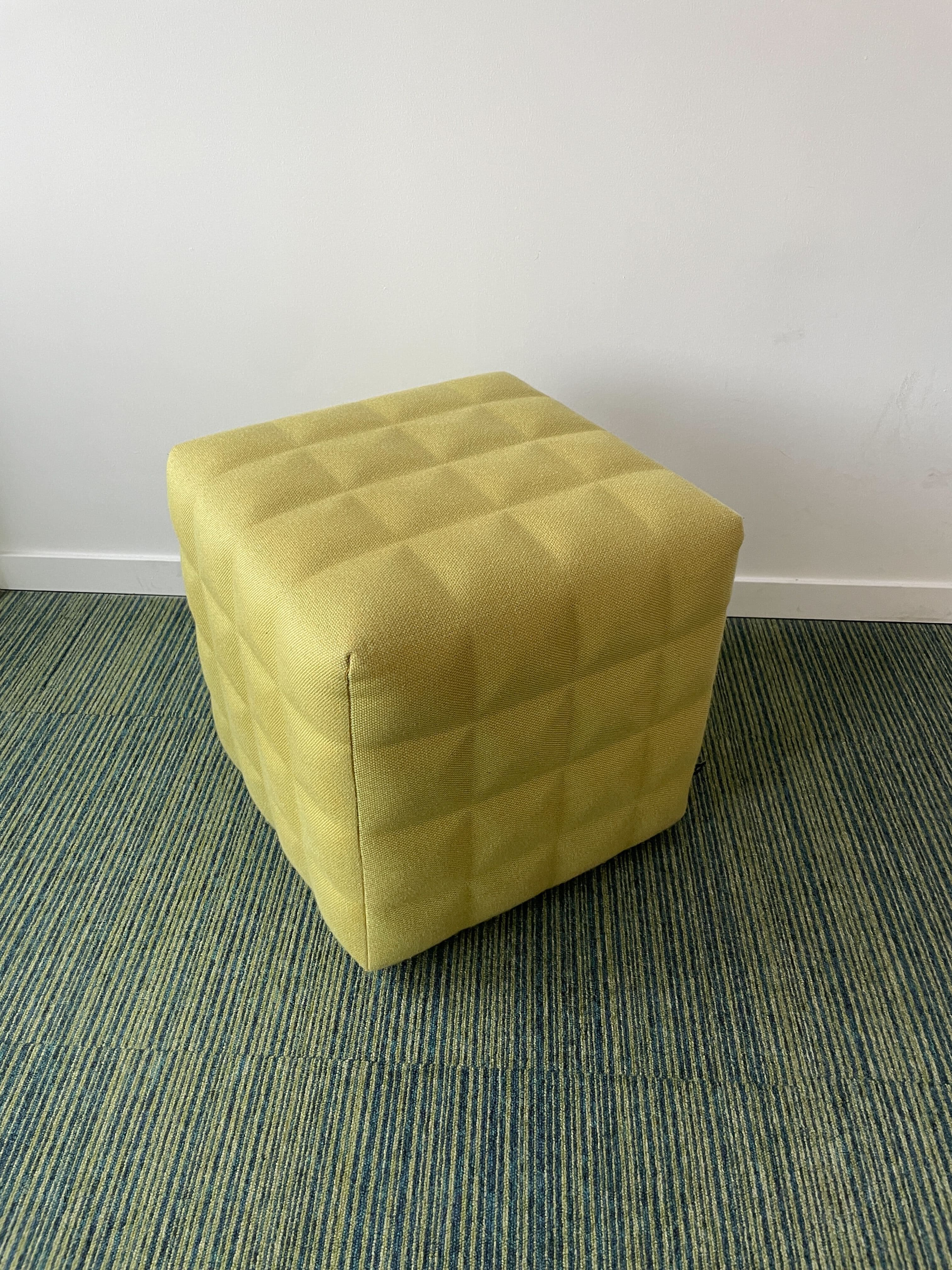 Cube assis BuzziSpace en tissu vert clair-0