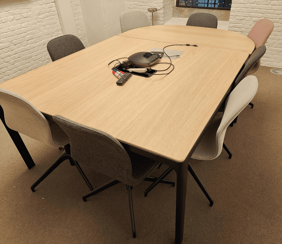 140x140cm Carré Table de réunion en bois clair sur pieds foncés avec accès au plateau-0
