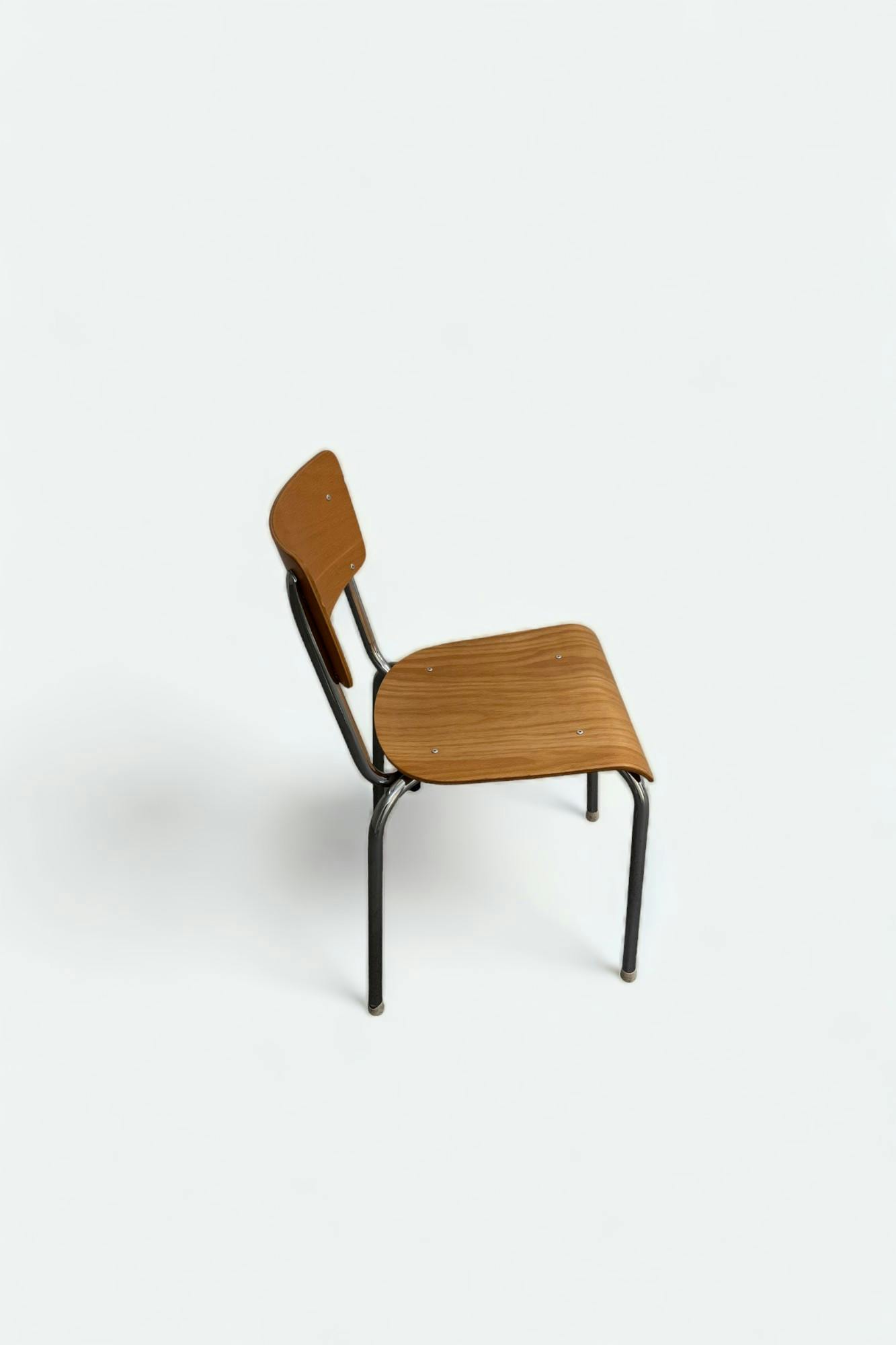 Chaises empilables de style scolaire pieds en bois et acier - Qualité de seconde main "Chaises" - Relieve Furniture