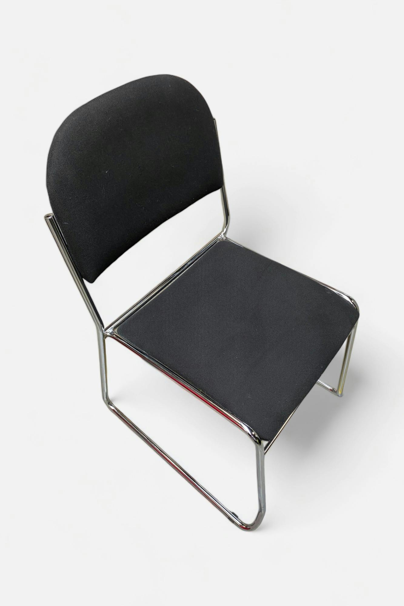 Chaise de réunion noire sur pieds en acier - Relieve Furniture