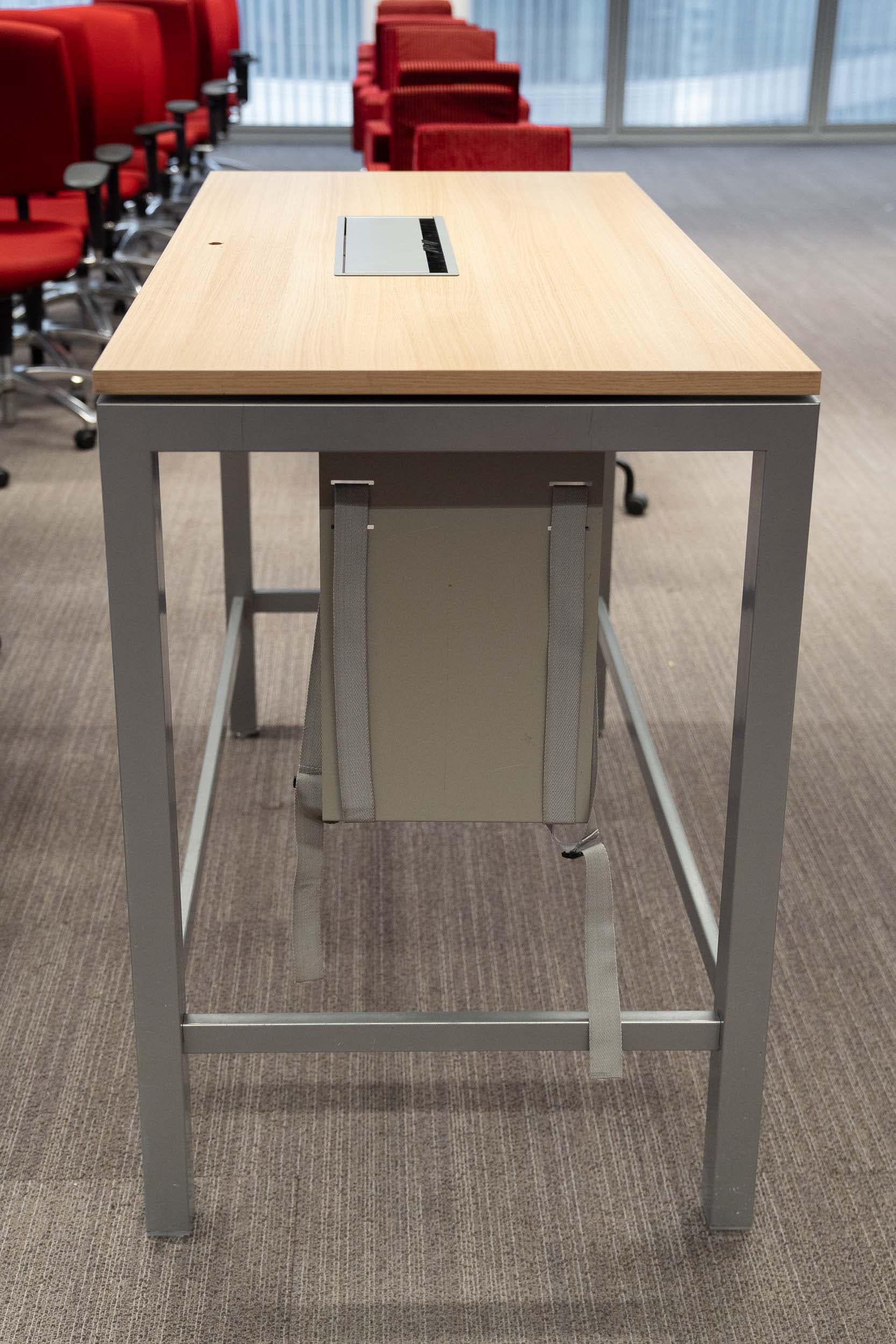 Table haute avec accès au plateau et petit trou