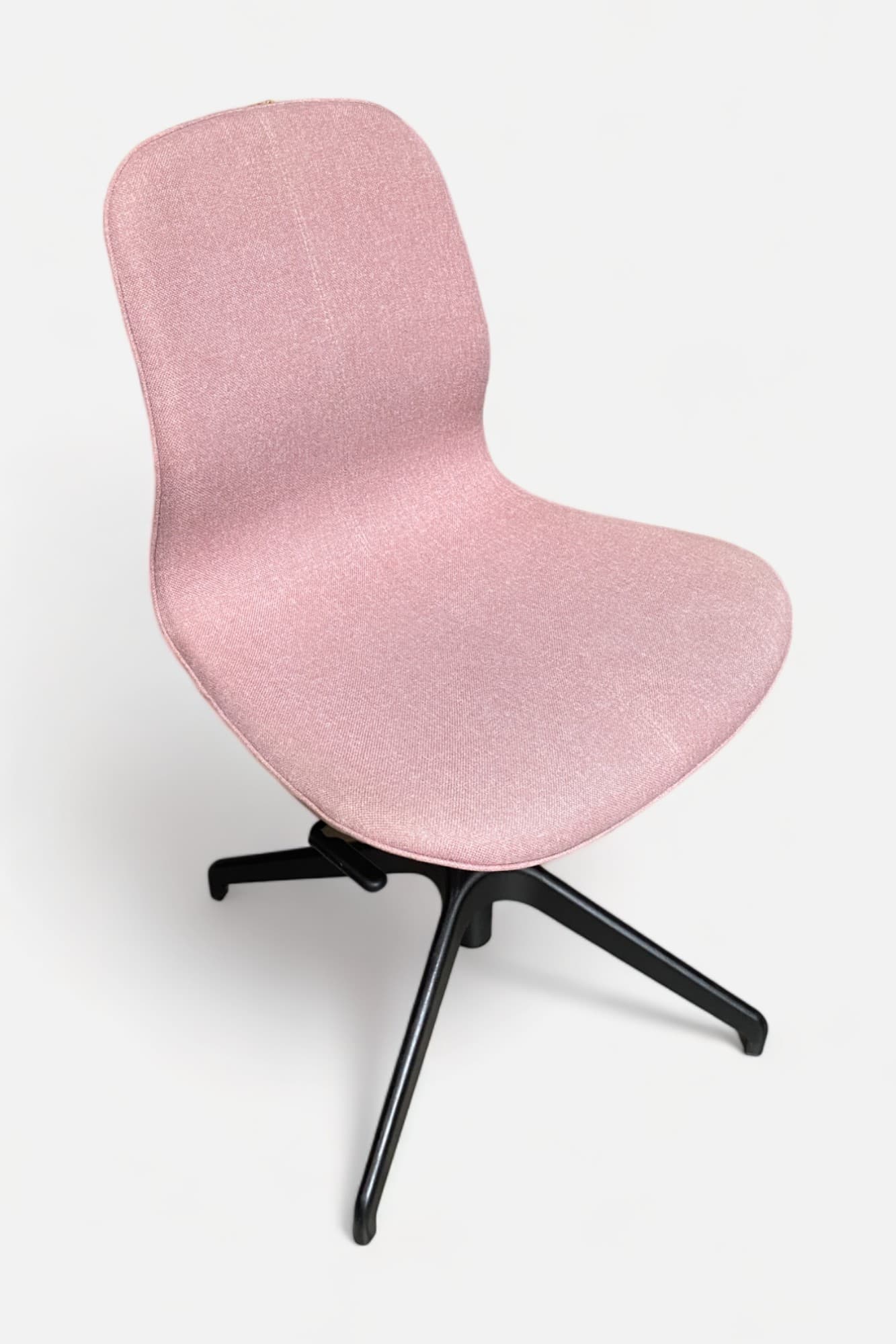 Chaise de réunion rose clair réglable sur pieds noirs