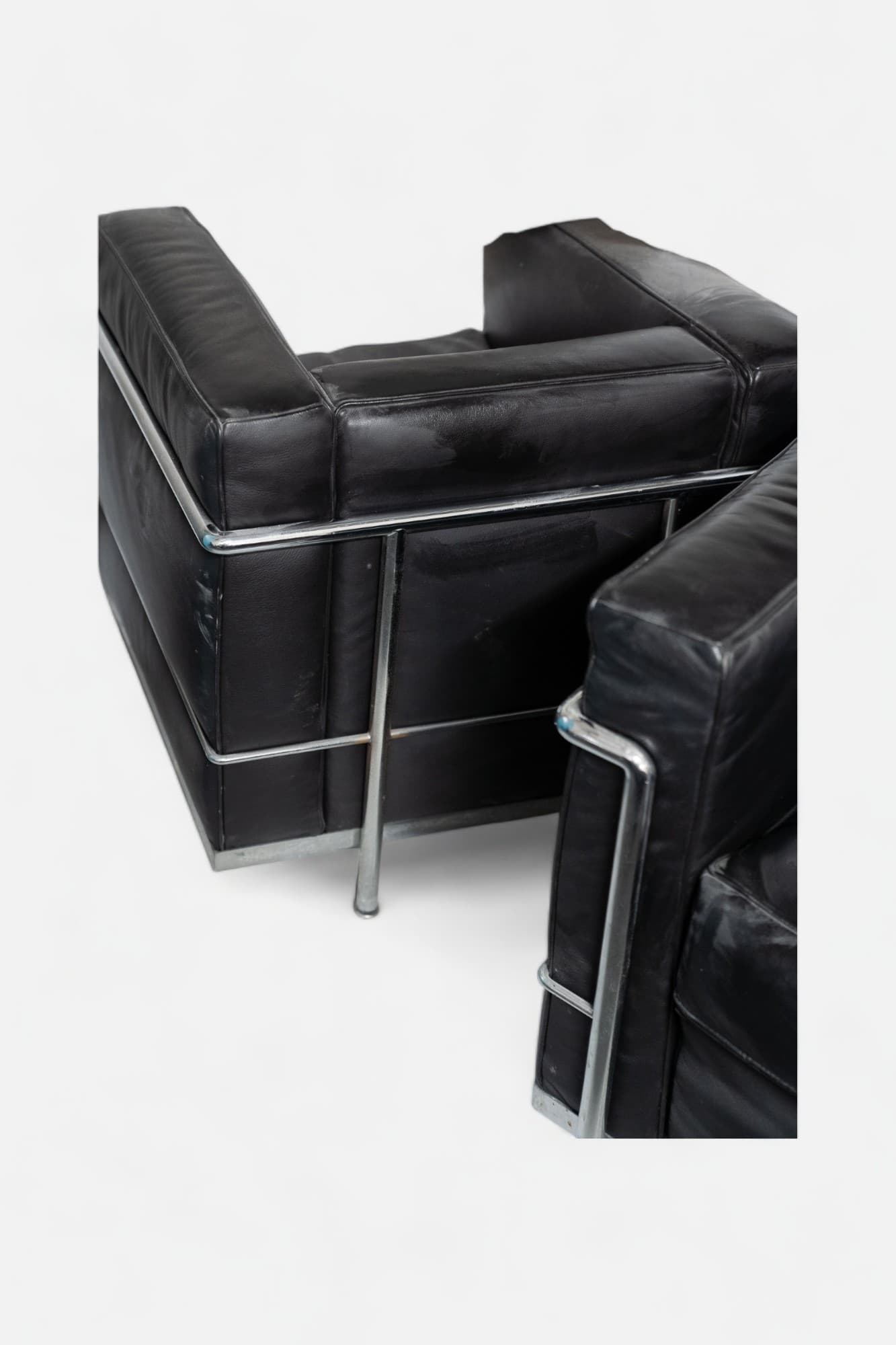 Cassina Fauteuil 1 personne en cuir noir sur pieds en acier réplique-1