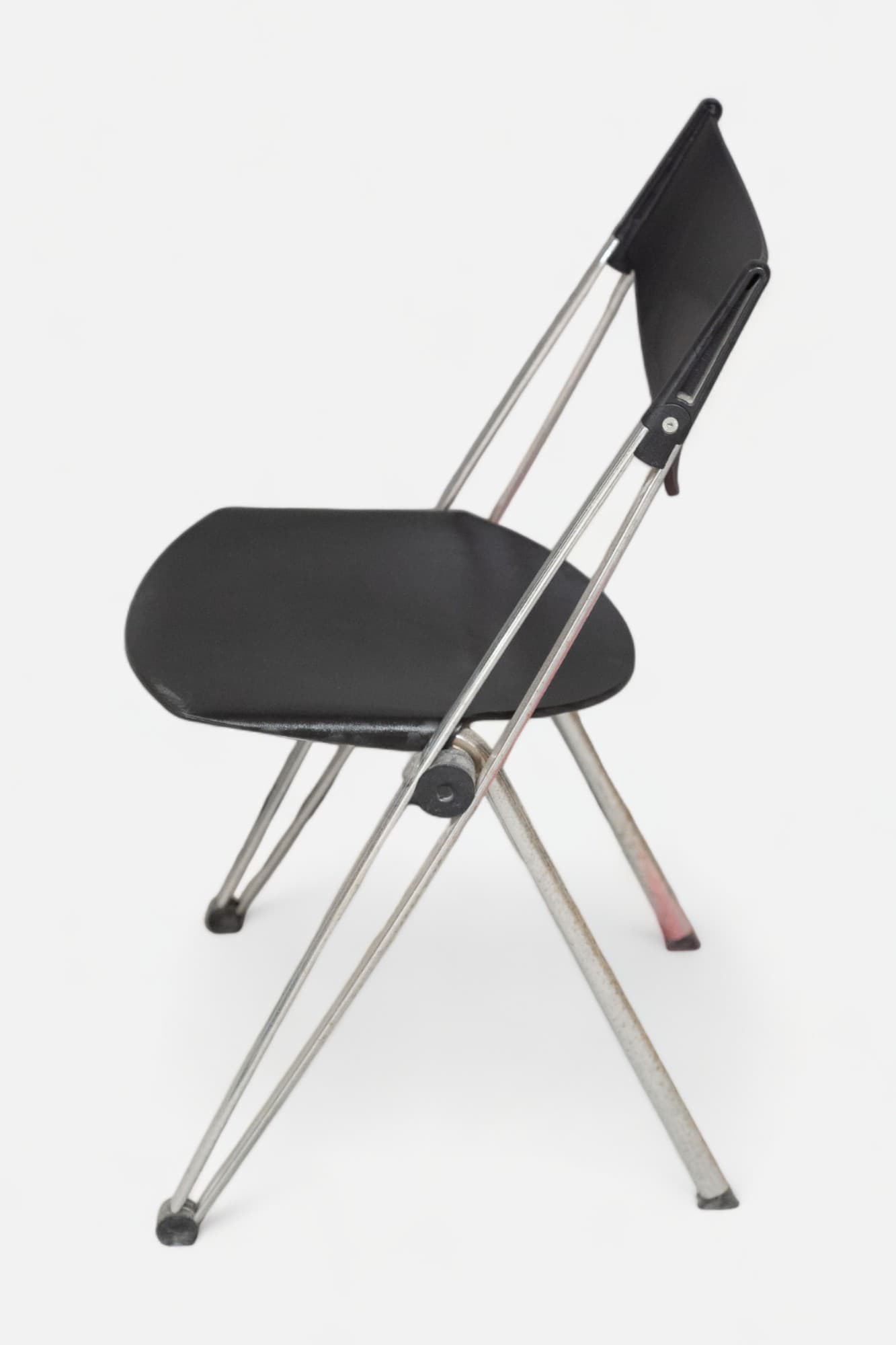 Zwarte kunststof klapstoel met chromen poten en ergonomisch ontwerp-2