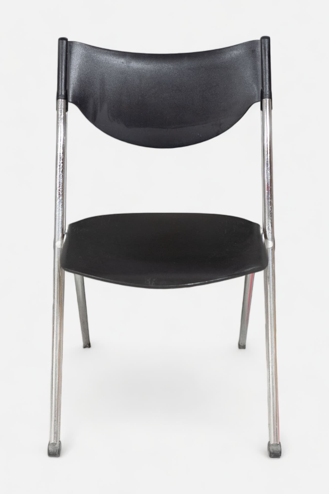 Zwarte kunststof klapstoel met chromen poten en ergonomisch ontwerp-1