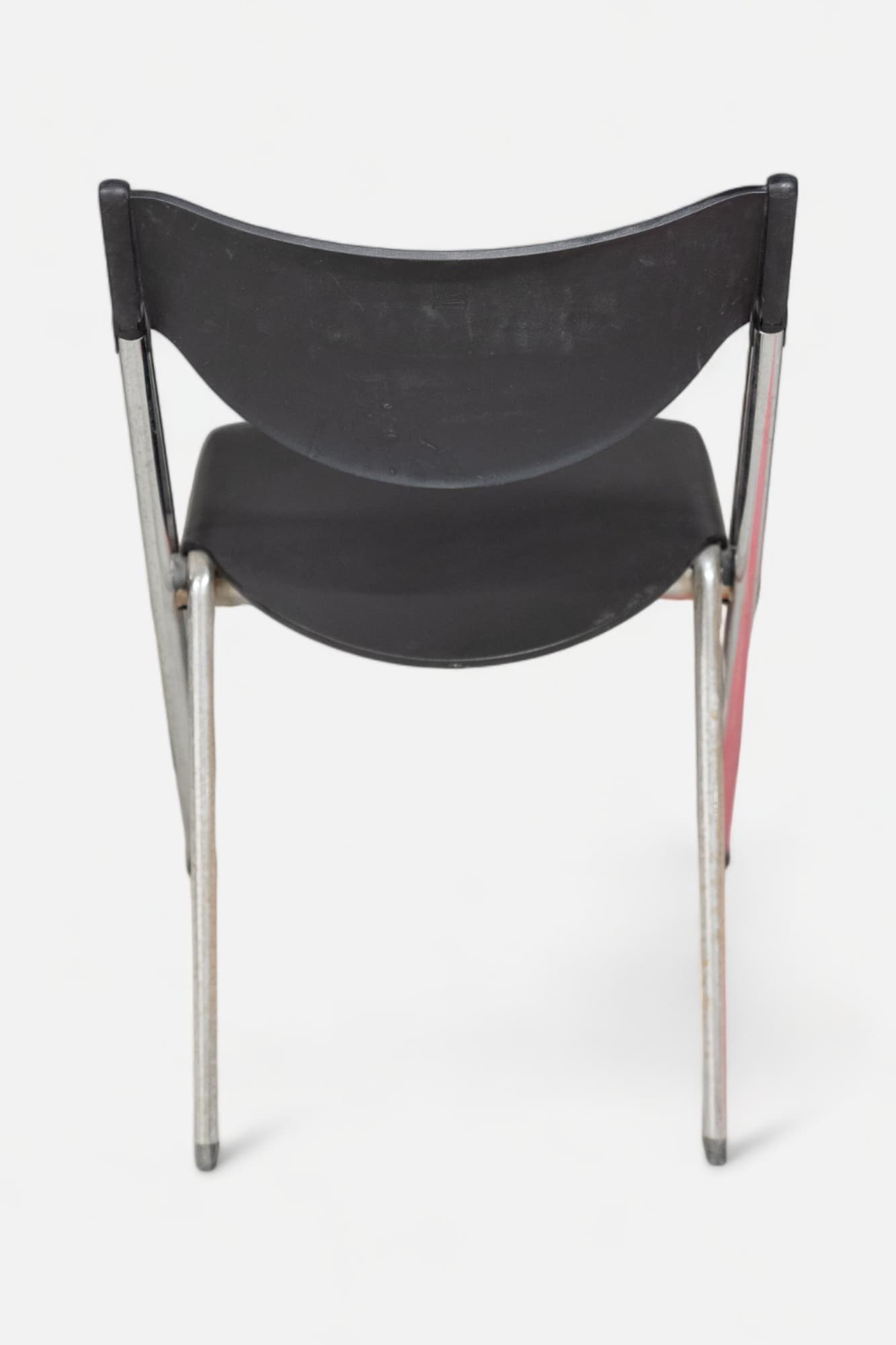 Zwarte kunststof klapstoel met chromen poten en ergonomisch ontwerp-3