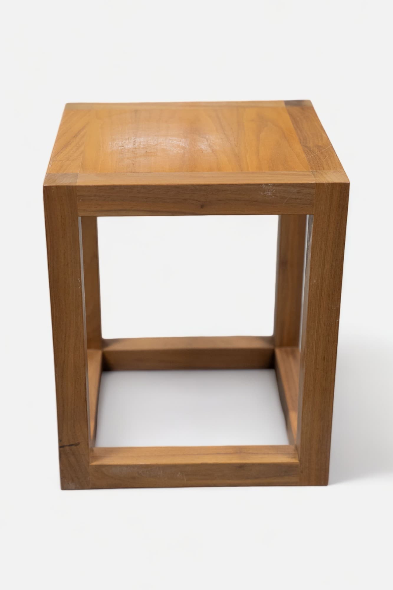 Tabouret bas en bois de forme carrée-1