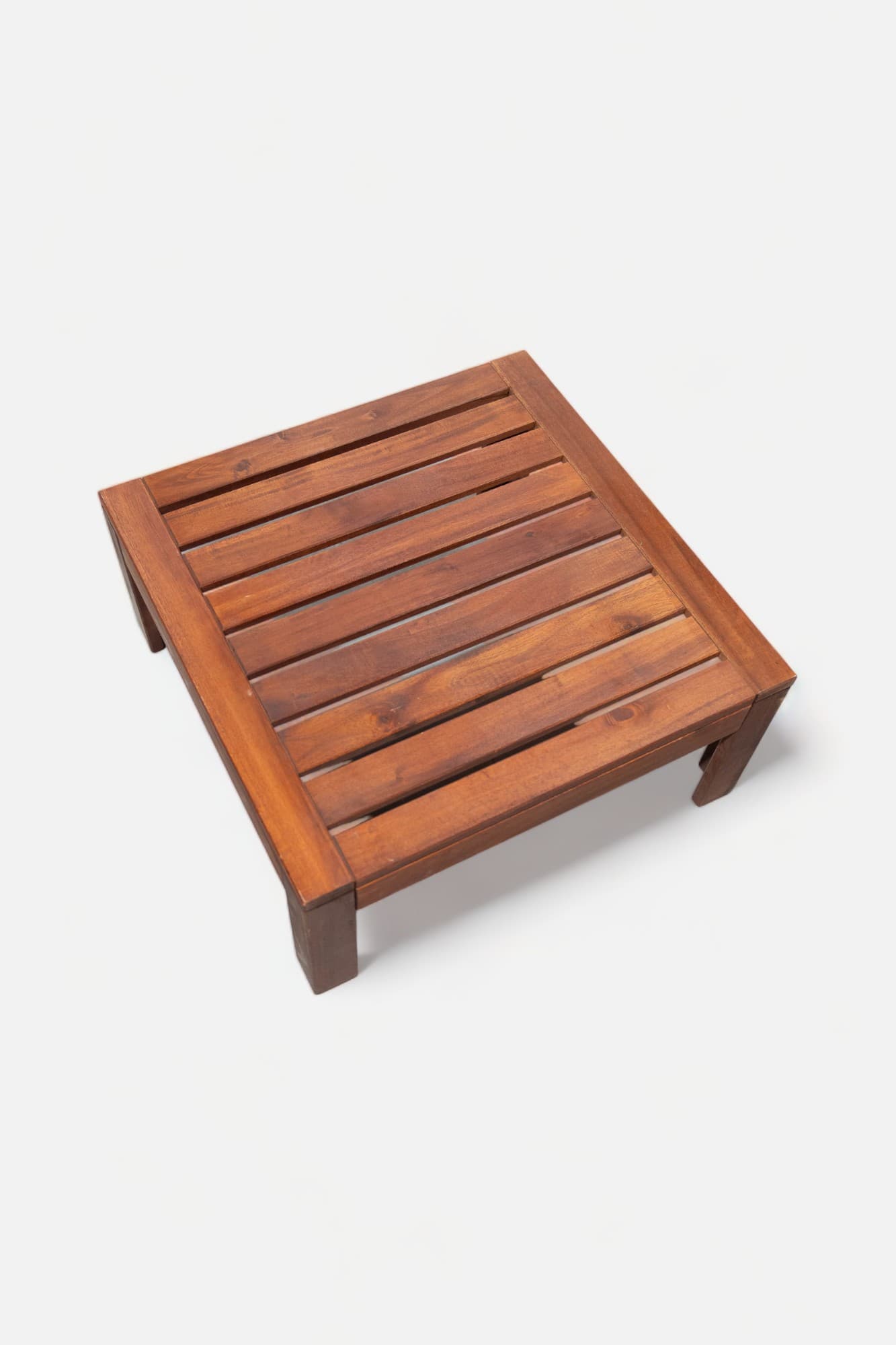 Table basse extérieure en bois foncé IKEA-1