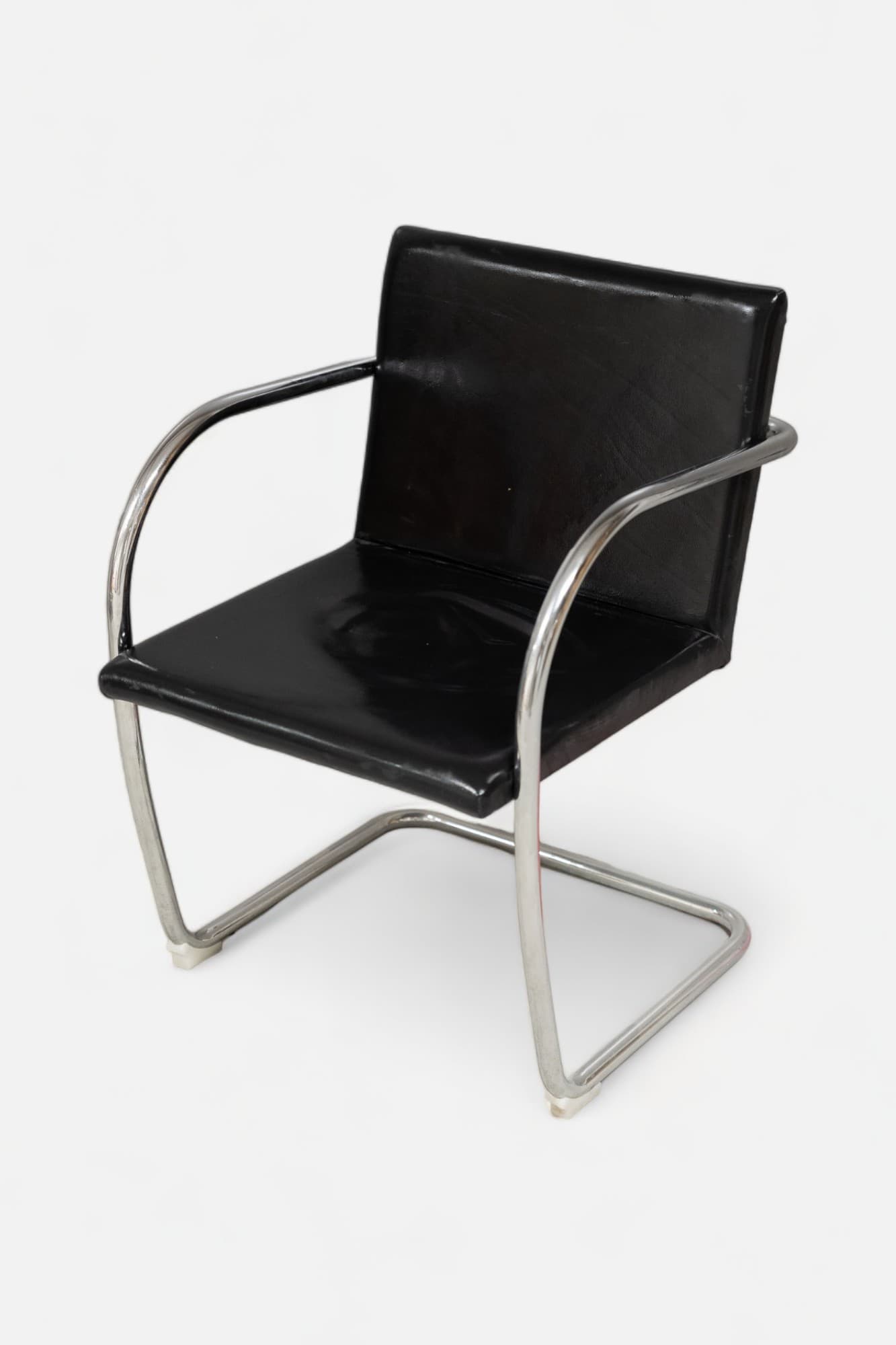 Knoll Brno replica Chaise en cuir noir avec accoudoirs et pieds en acier
