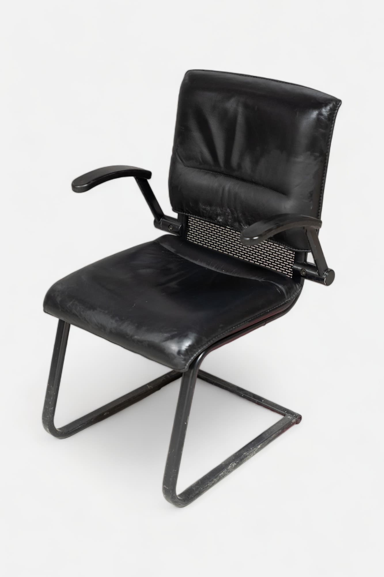 Chaise en cuir noir sur pieds noirs