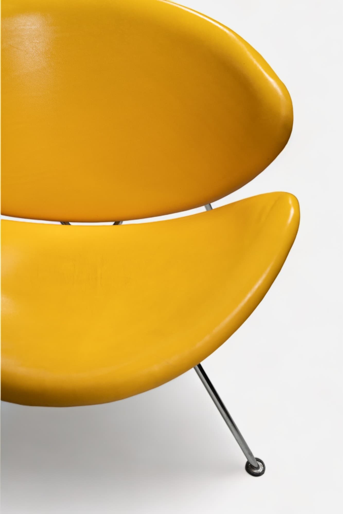 Vintage Artifort orange slice Design Gele leren fauteuil met stalen poten-2