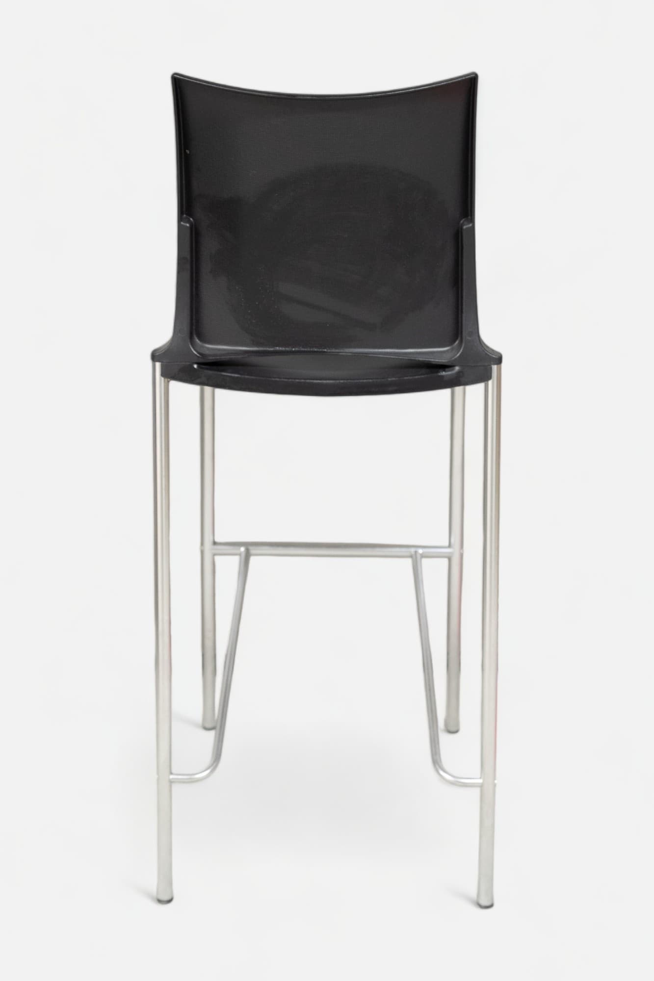 Kusch+Co Chaise haute noire, châssis et repose-pieds chromés-2
