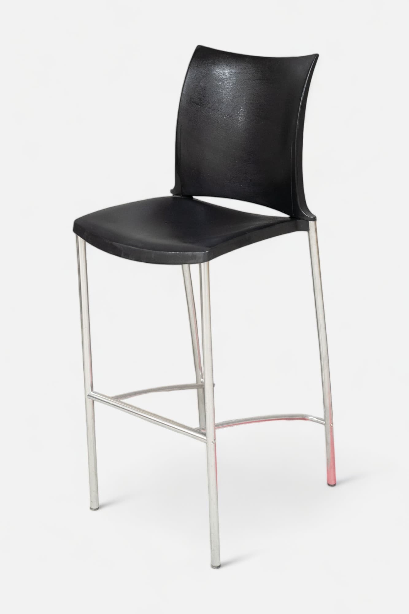 Kusch+Co Chaise haute noire, châssis et repose-pieds chromés-0
