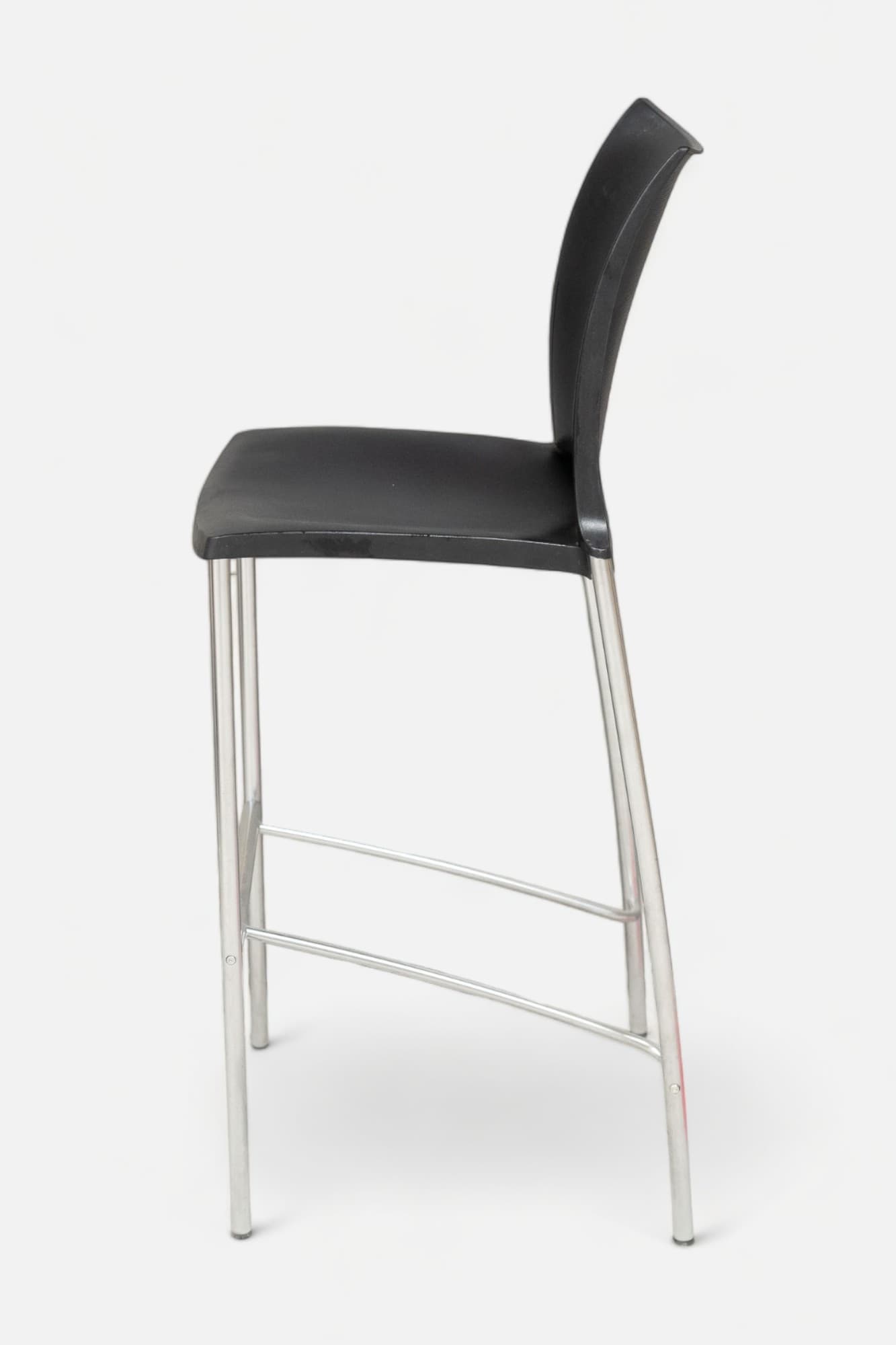 Kusch+Co Chaise haute noire, châssis et repose-pieds chromés-3