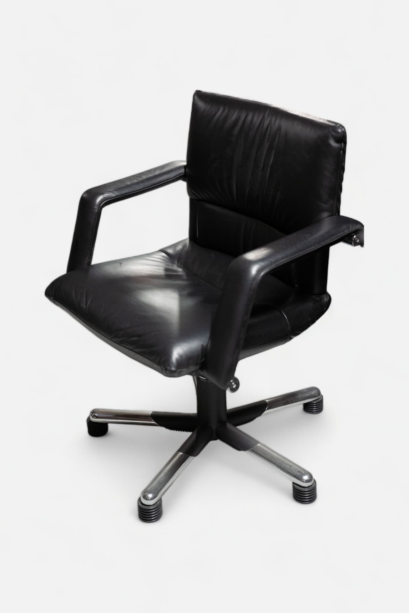 Chaise de réunion en cuir noir Vitra