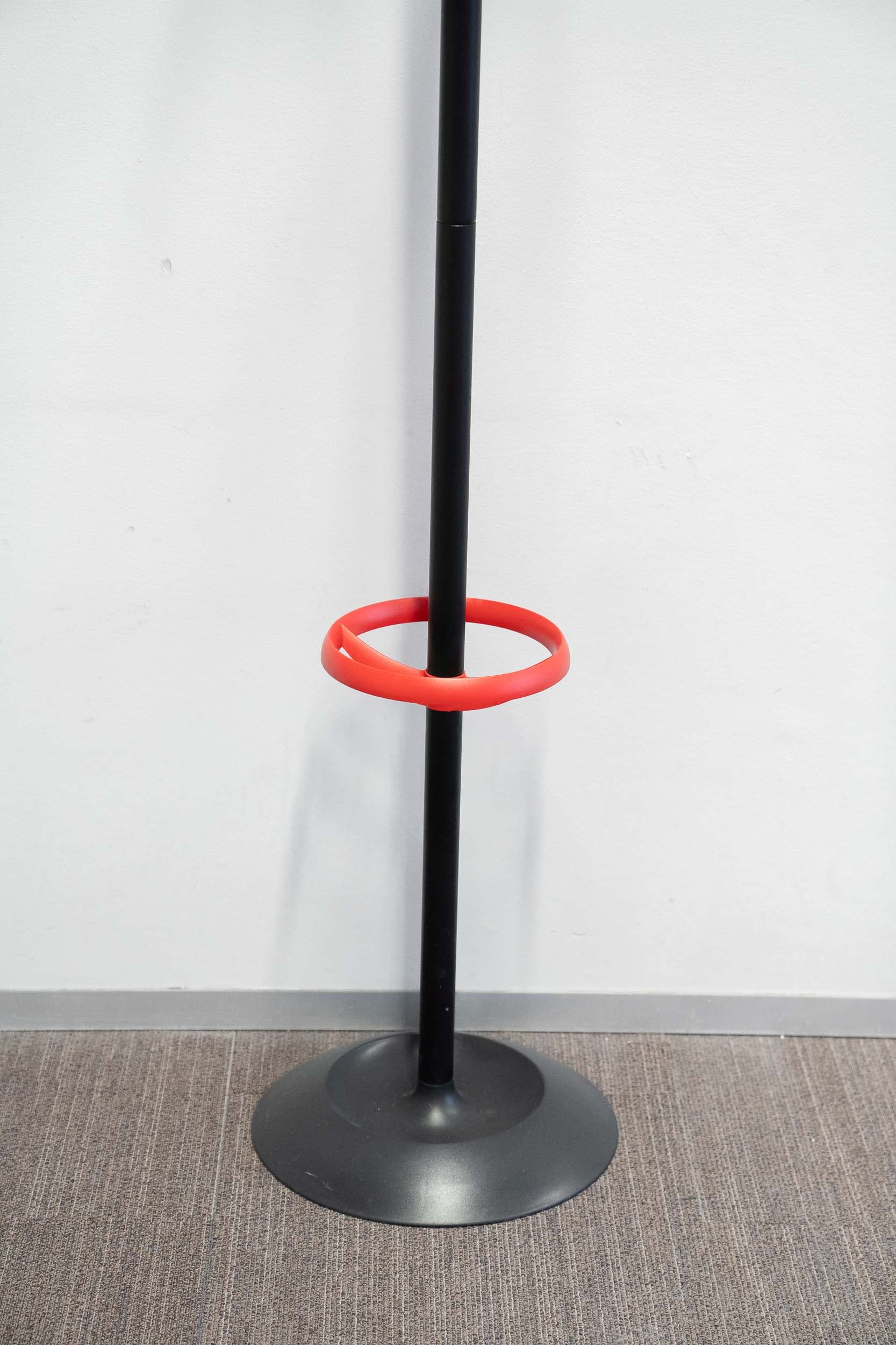 KAPSTOK Zwart en rood metalen kleerhanger-2