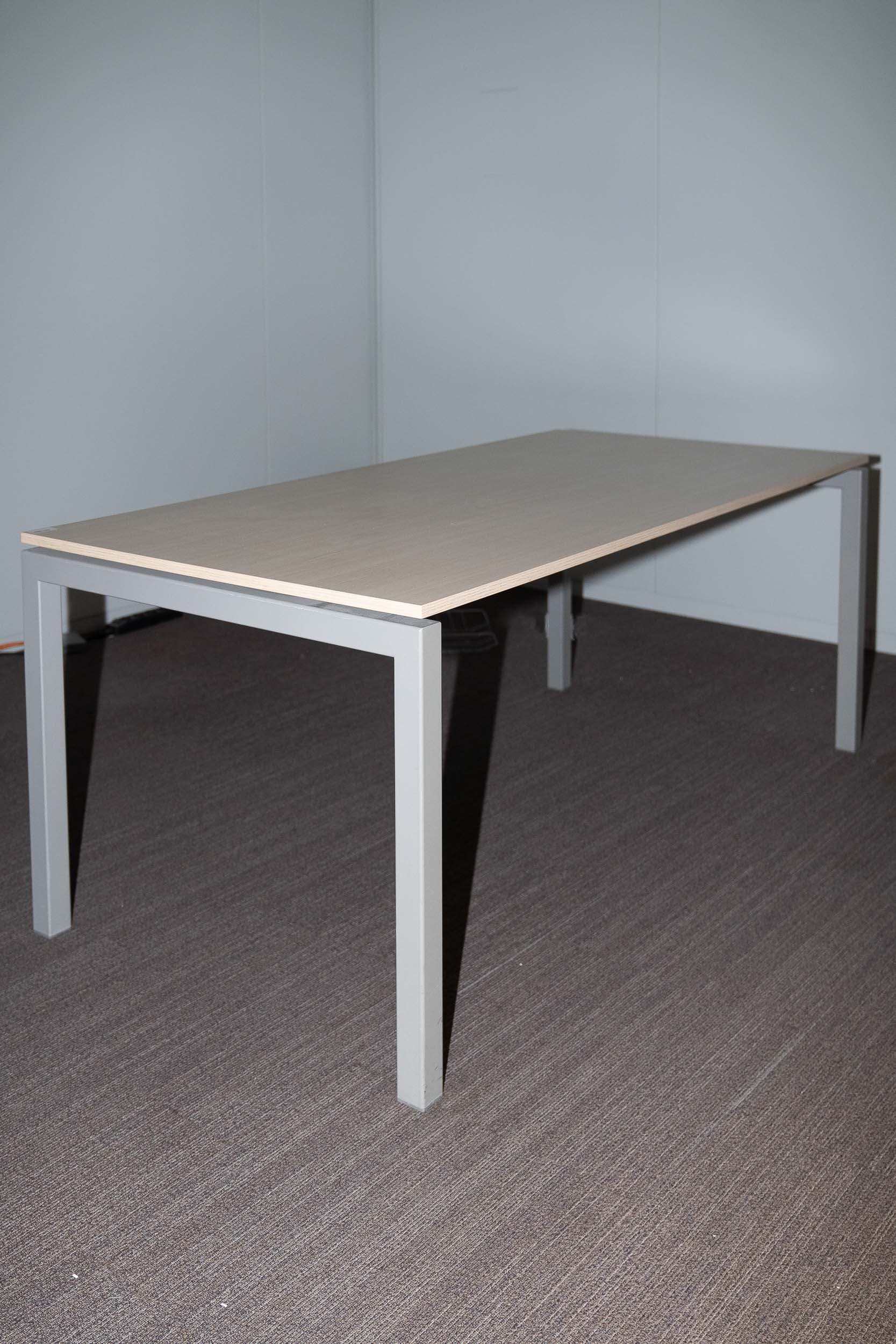 Nurus 180cm Bureau en bois clair sur pieds carrés gris réglables et sans accès au plateau-0