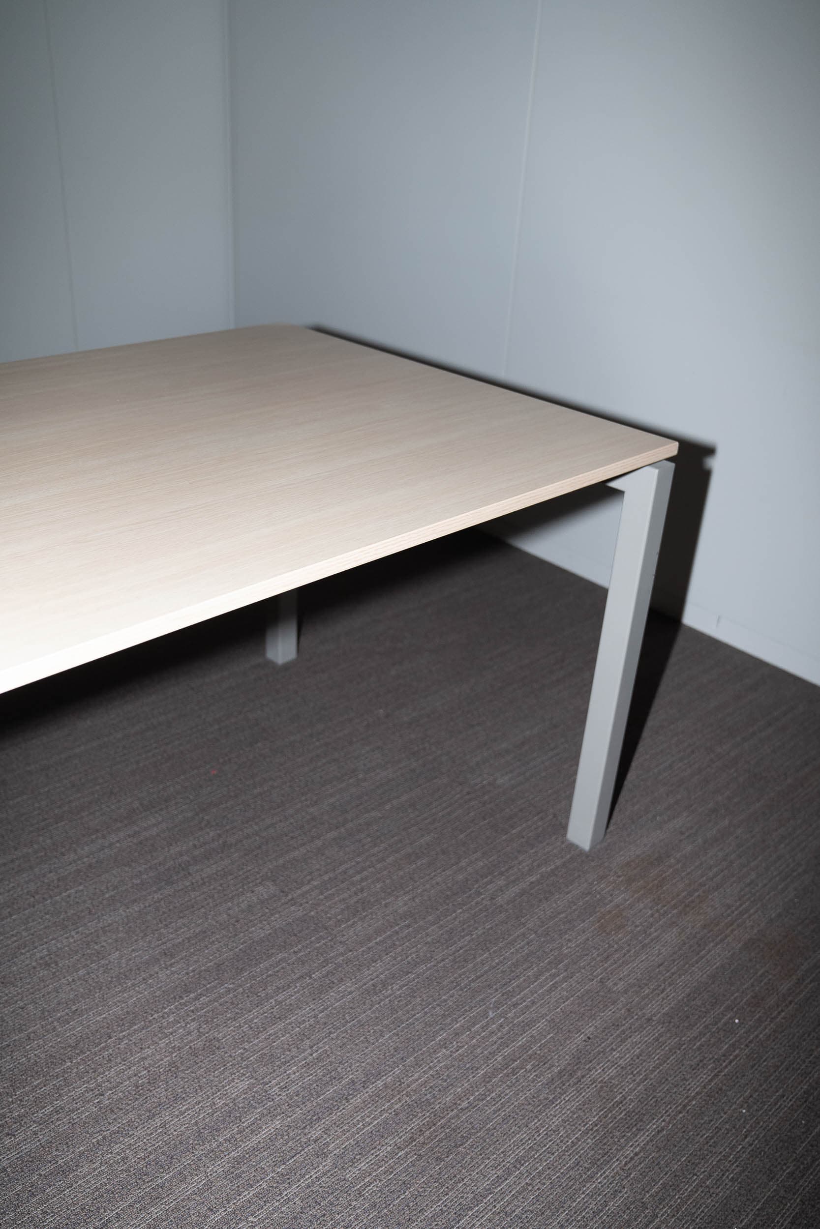 Nurus 180cm Bureau en bois clair sur pieds carrés gris réglables et sans accès au plateau-1