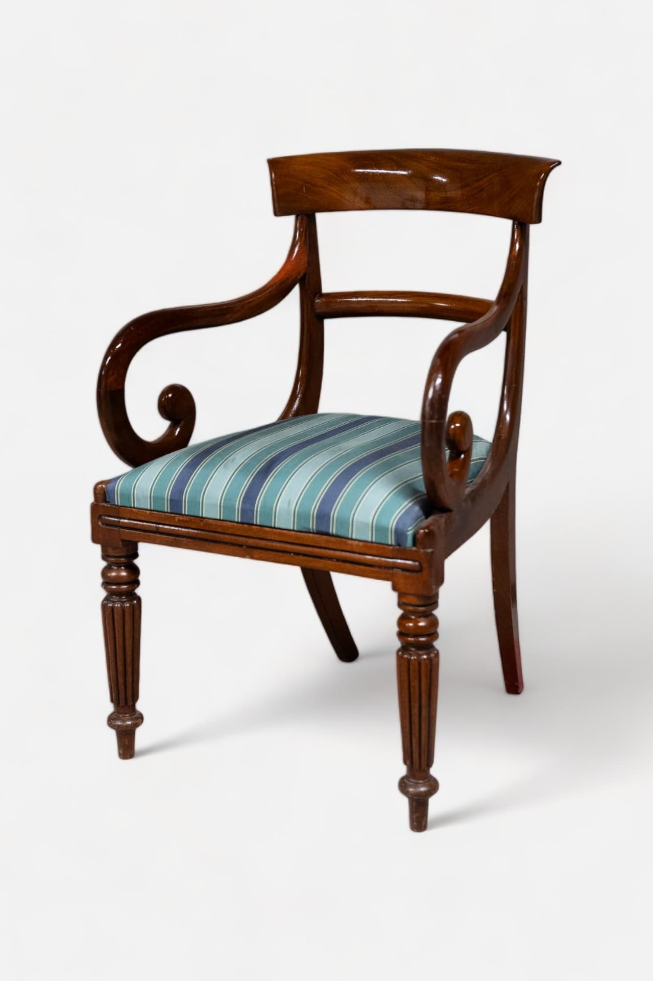 Chaise vintage en bois avec coussin bleu