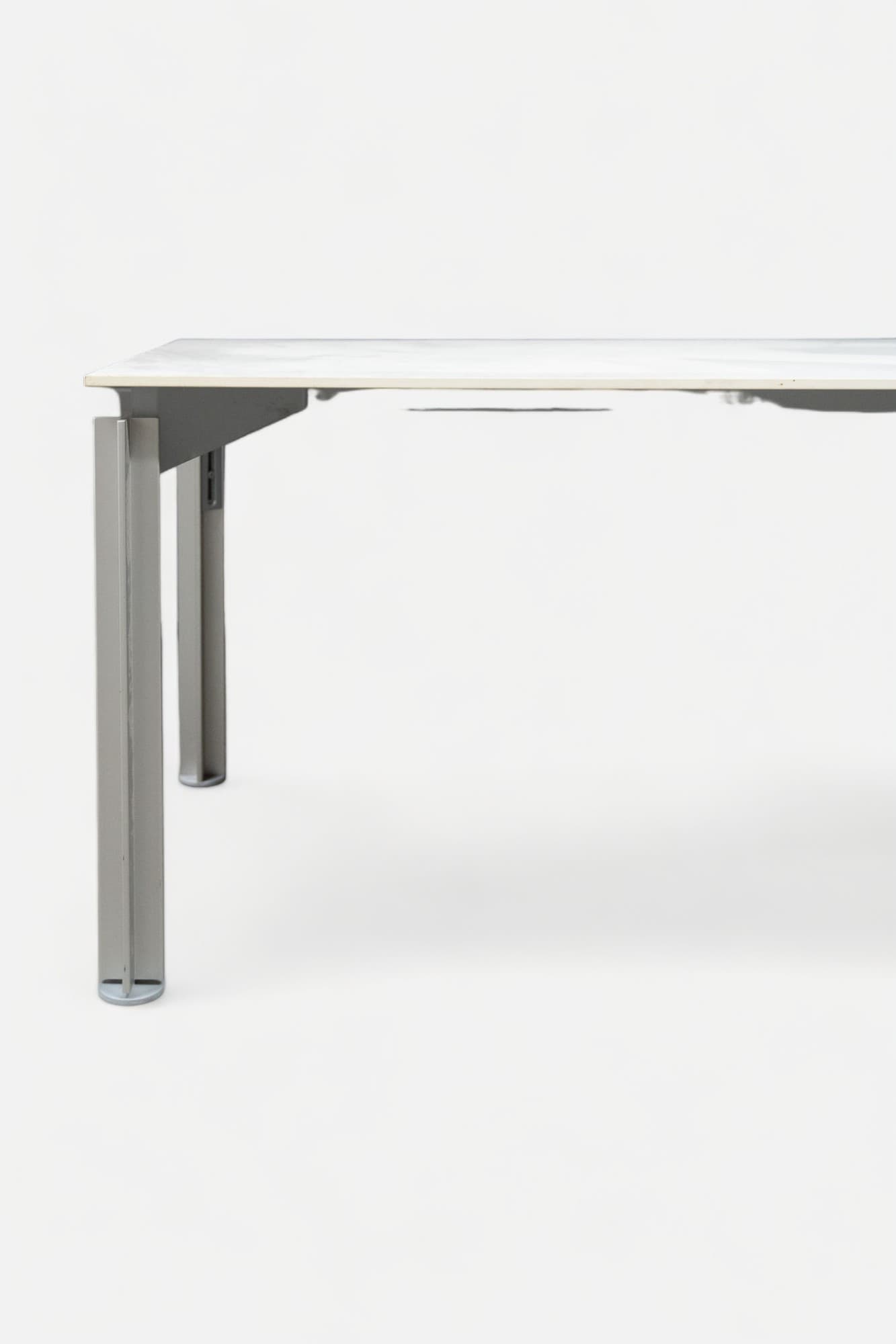 Bulo H20 240cm Bureau en bois avec plateau blanc et pieds gris-1