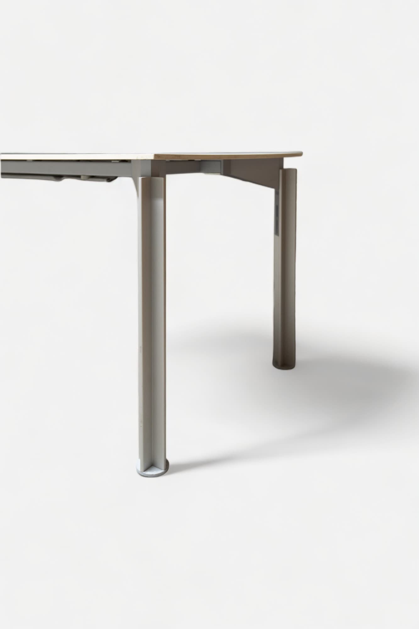 Bulo H20 240cm Bureau en bois avec plateau blanc et pieds gris-2
