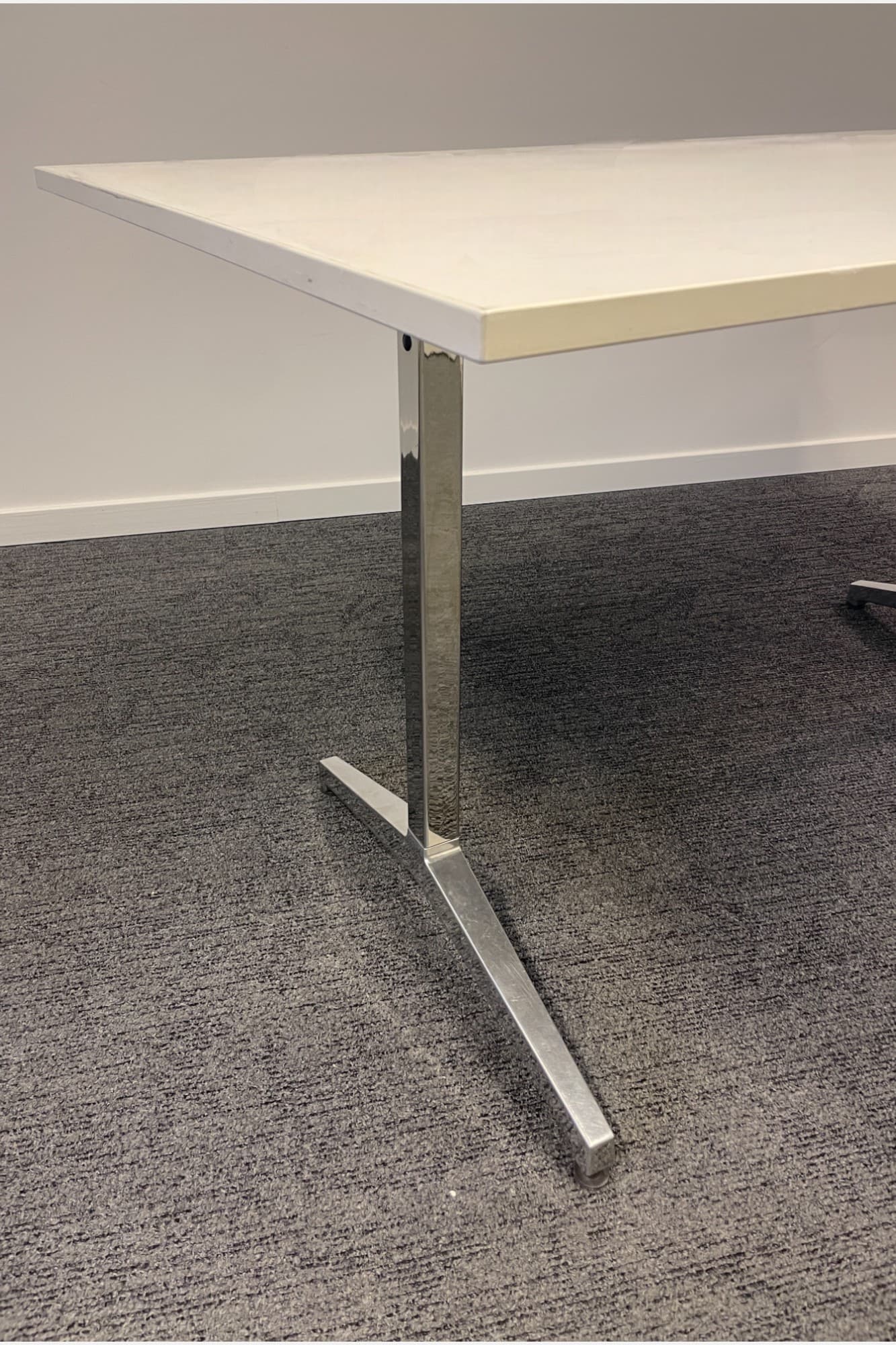 Table 140cm en stratifié blanc avec pieds en métal-1
