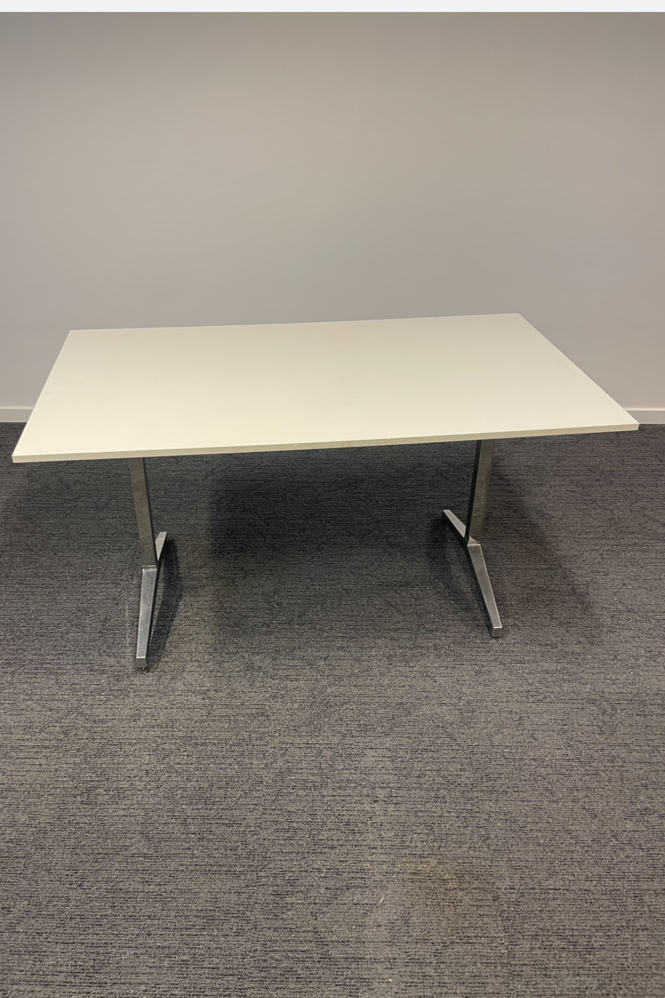 Table 140cm en stratifié blanc avec pieds en métal-0