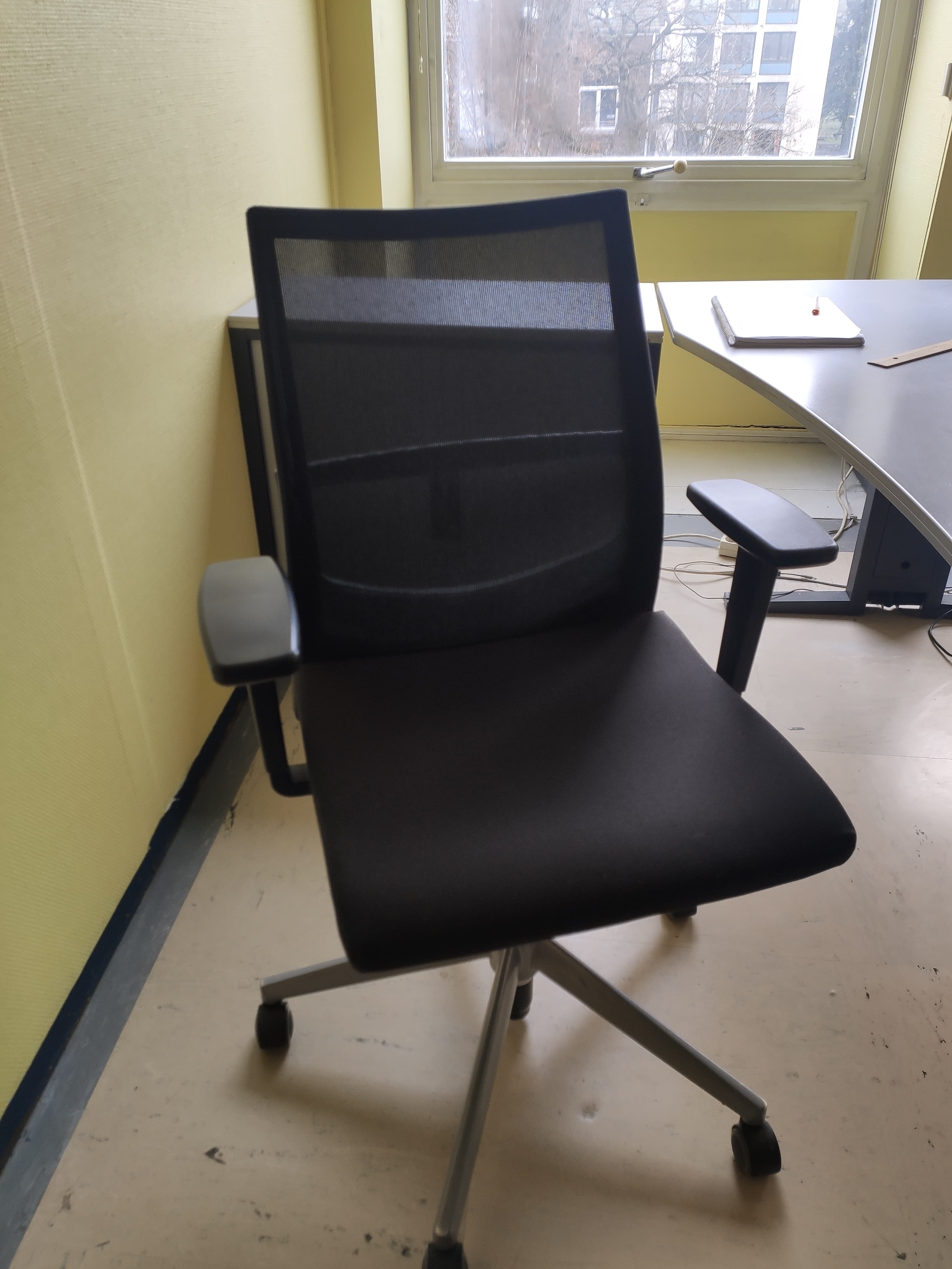 Black office chair-0