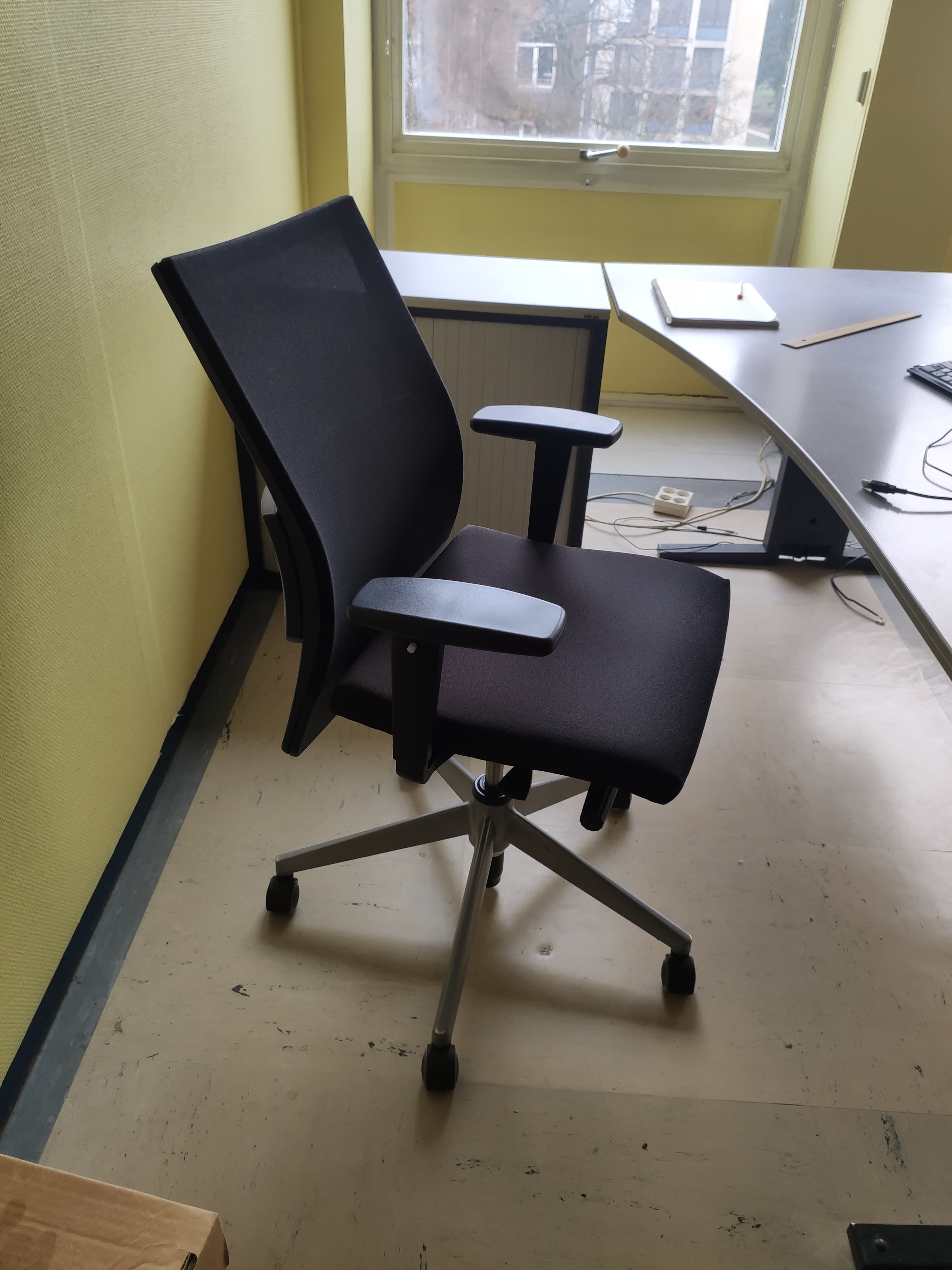 Black office chair-1