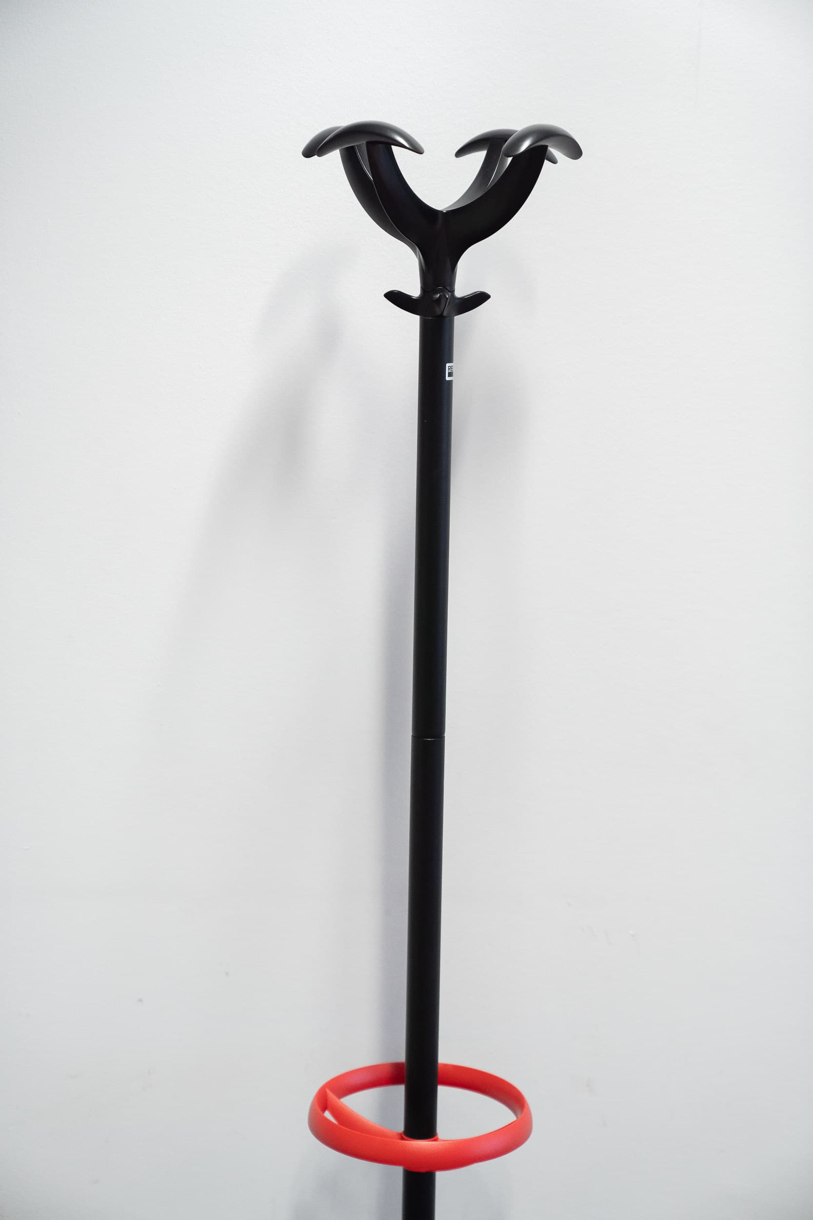 KAPSTOK Porte-manteau en métal noir et rouge-1