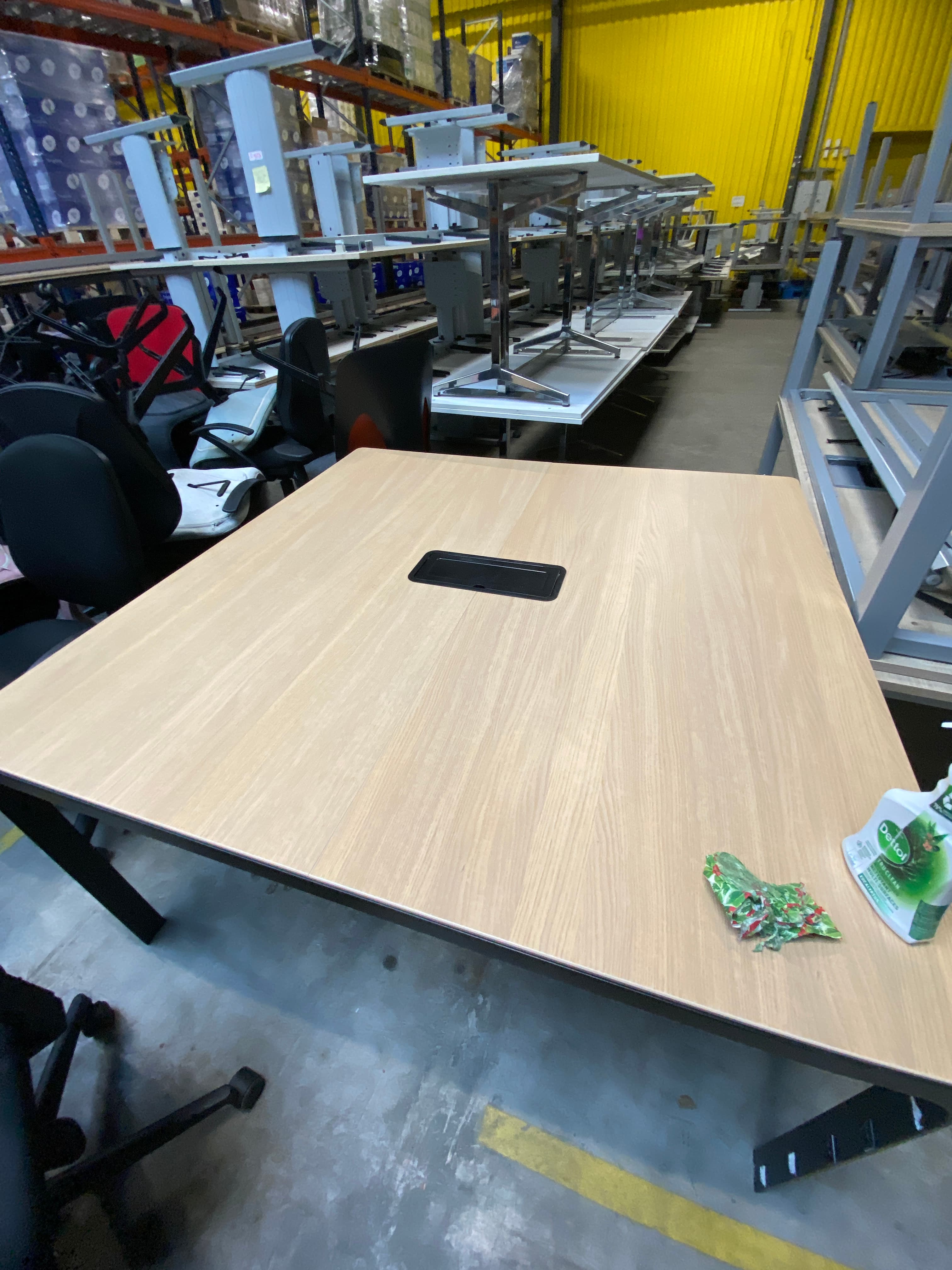 140x140cm Carré Table de réunion en bois clair sur pieds foncés avec accès au plateau-1